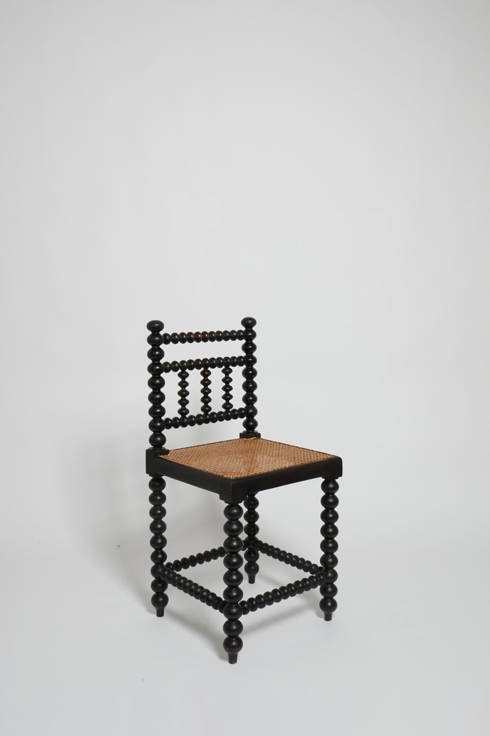 Paar Stühle aus gedrechseltem Holz und Caning. Portugal, 1910er Jahre.