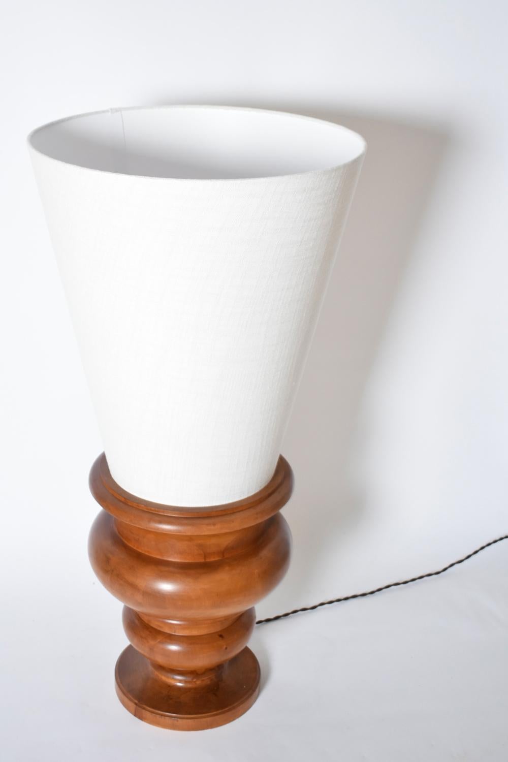 Paire de lampes en bois tourné, vasques éclairées surmontées d'un abat-jour en conique inversée. France, années 1970.