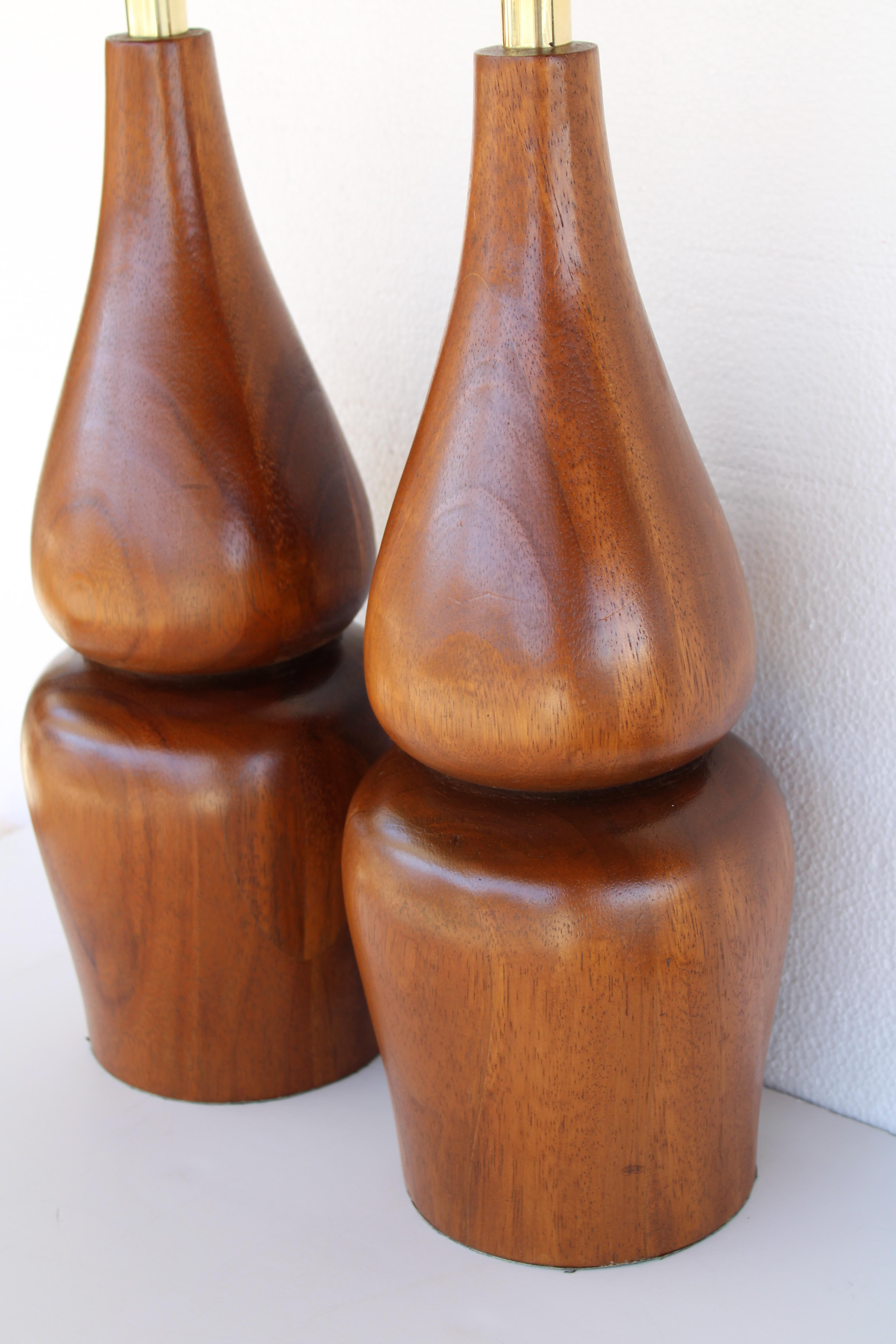 Pair of Turned Wood Table Lamps In Good Condition For Sale In Palm Springs, CA