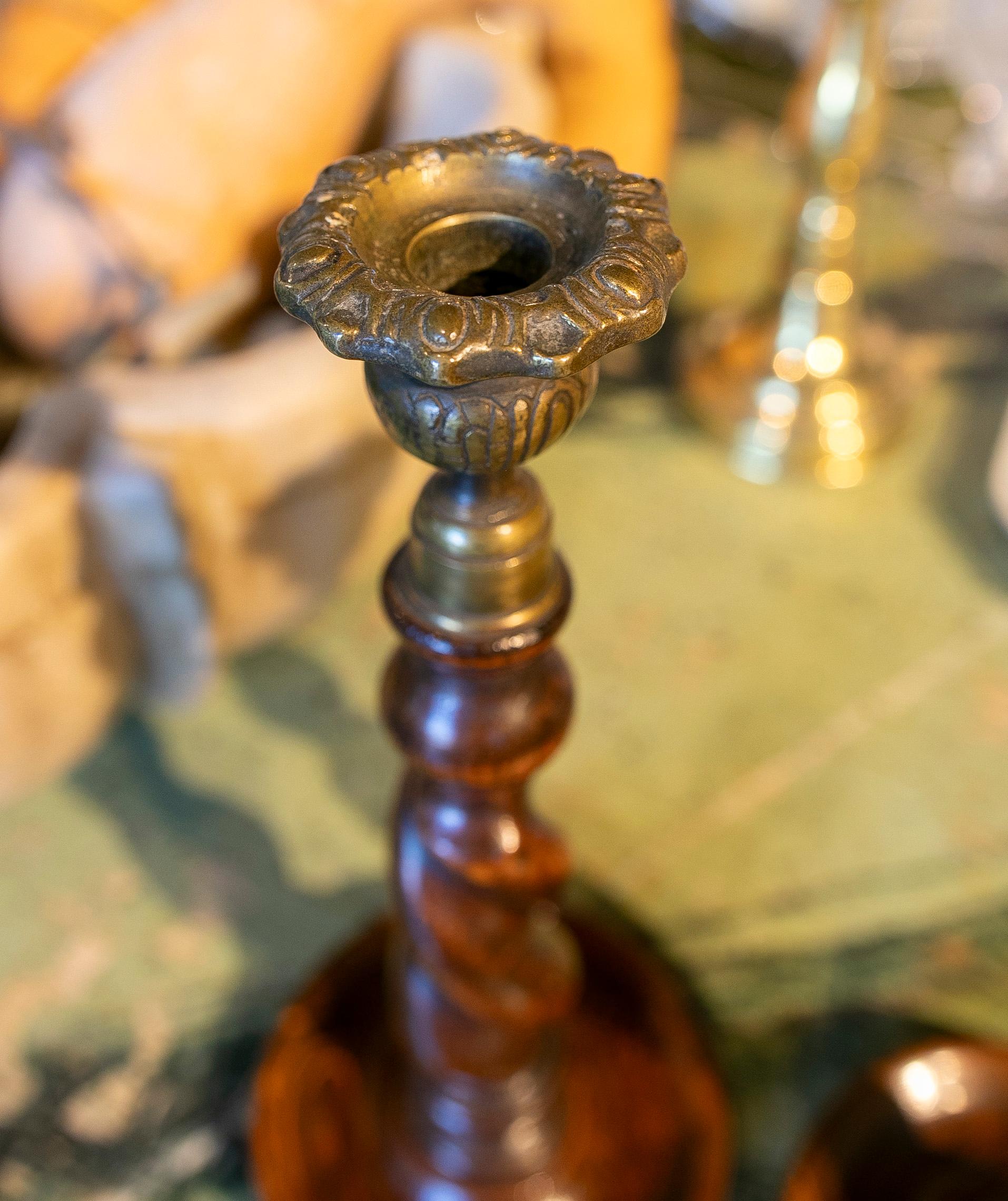 Paire de chandeliers en bois tourné avec dessus en bronze 8