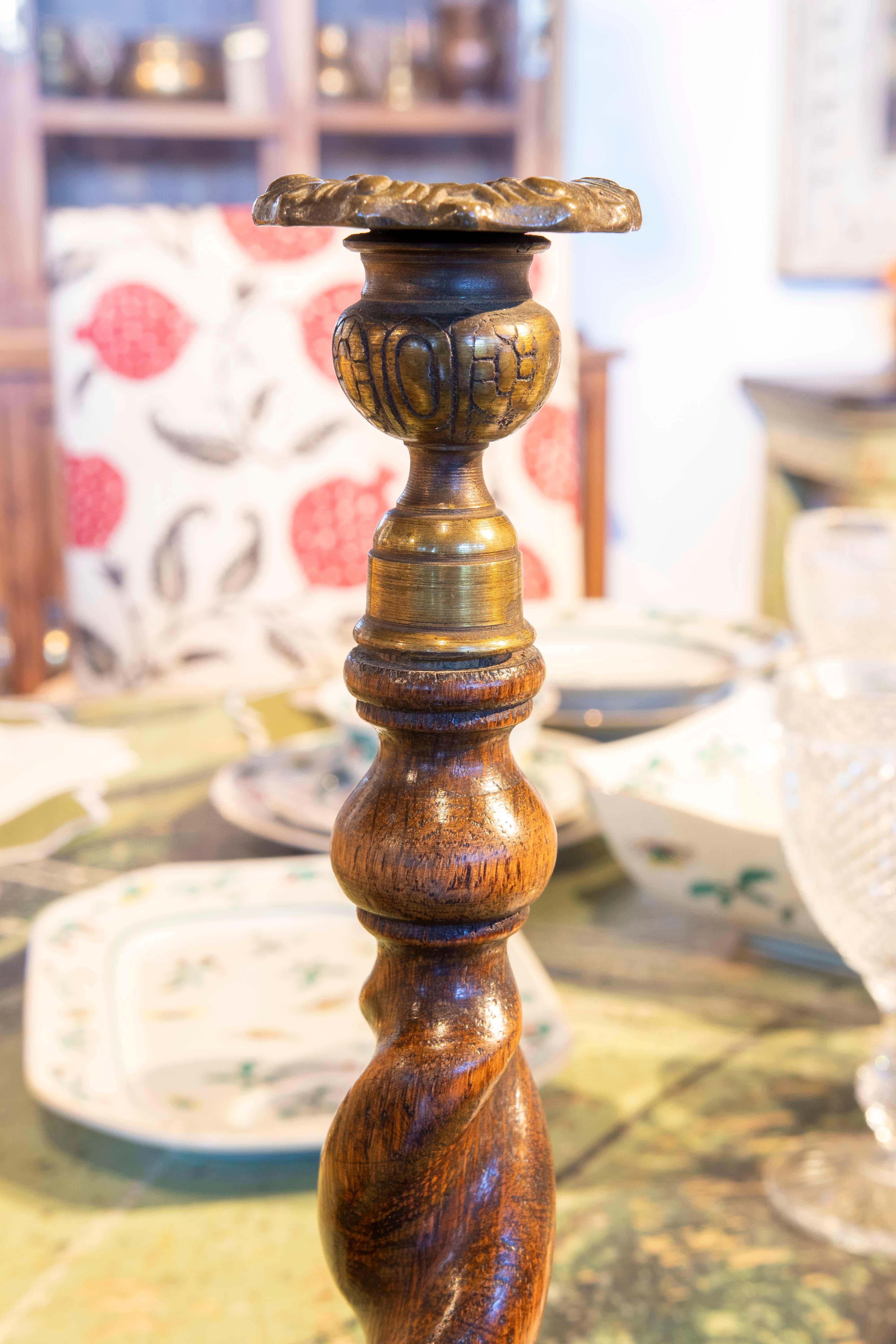 Paire de chandeliers en bois tourné avec dessus en bronze 1