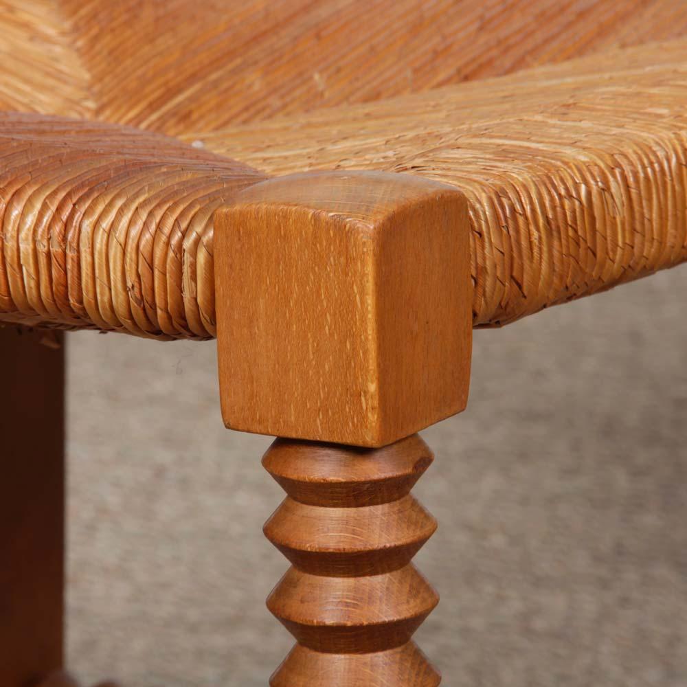 Paar gedrechselte, strohbedeckte Eckstühle aus Holz, 1940 (Französisch) im Angebot