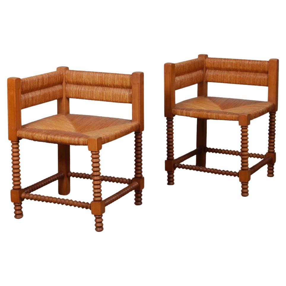 Paire de chaises d
angle en bois tourné recouvertes de paille, 1940