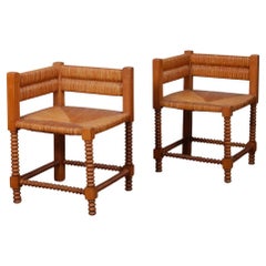 Paar gedrechselte, strohbedeckte Eckstühle aus Holz, 1940