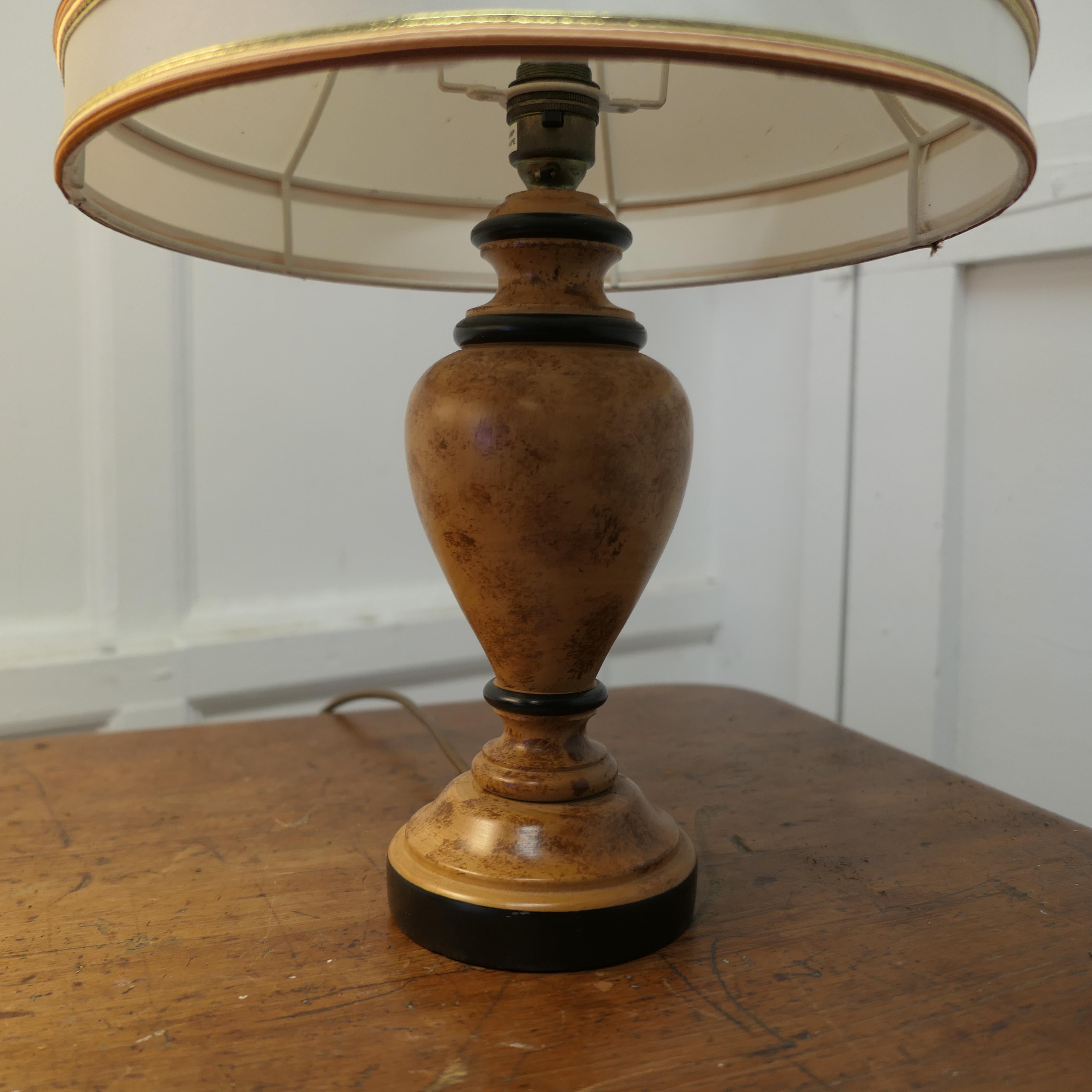 Paire de  Lampes de table en bois tourné    Bon état - En vente à Chillerton, Isle of Wight
