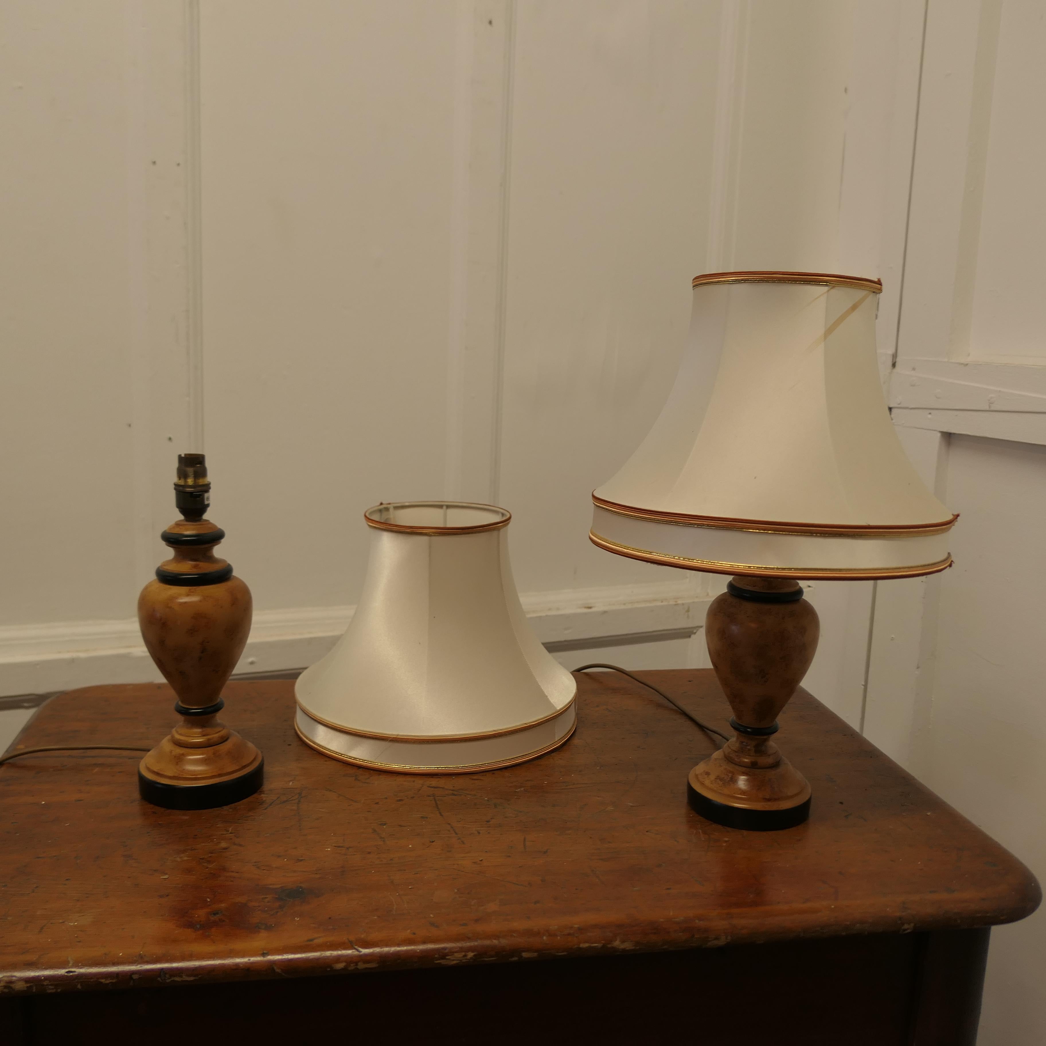 Paire de  Lampes de table en bois tourné    en vente 1