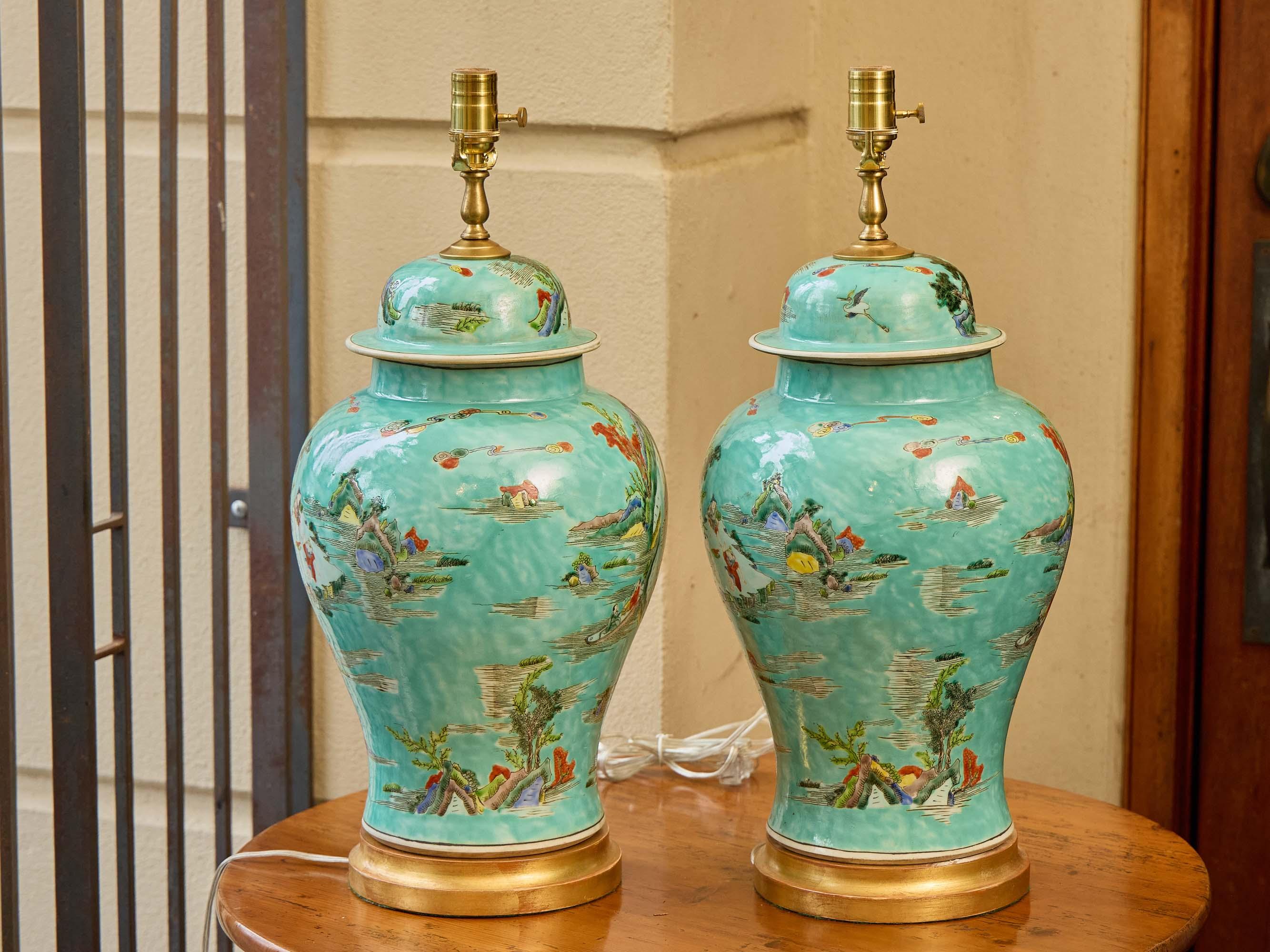 Asiatique Paire d'urnes asiatiques turquoise transformées en lampes de table sur des bases en bois doré en vente