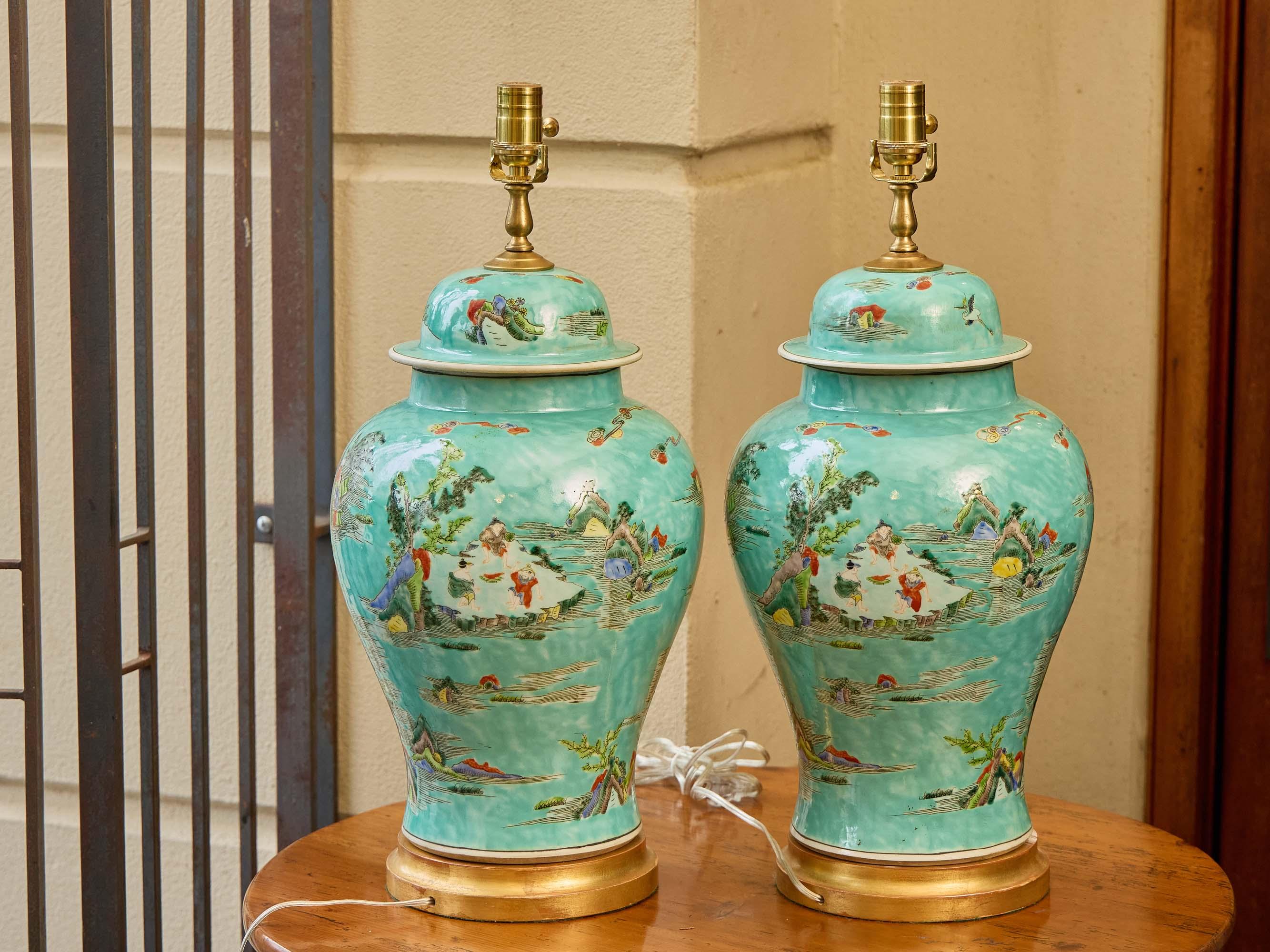 Vernissé Paire d'urnes asiatiques turquoise transformées en lampes de table sur des bases en bois doré en vente