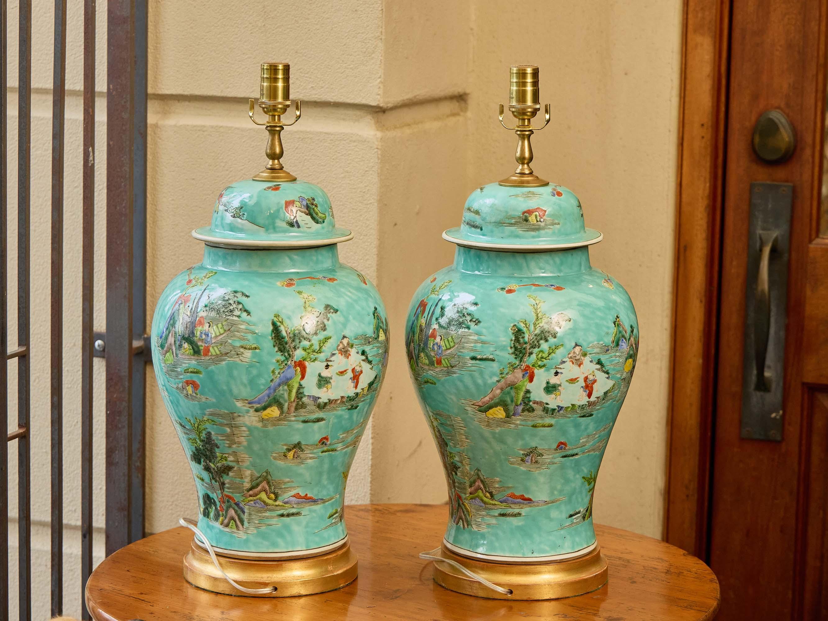 Paire d'urnes asiatiques turquoise transformées en lampes de table sur des bases en bois doré Bon état - En vente à Atlanta, GA