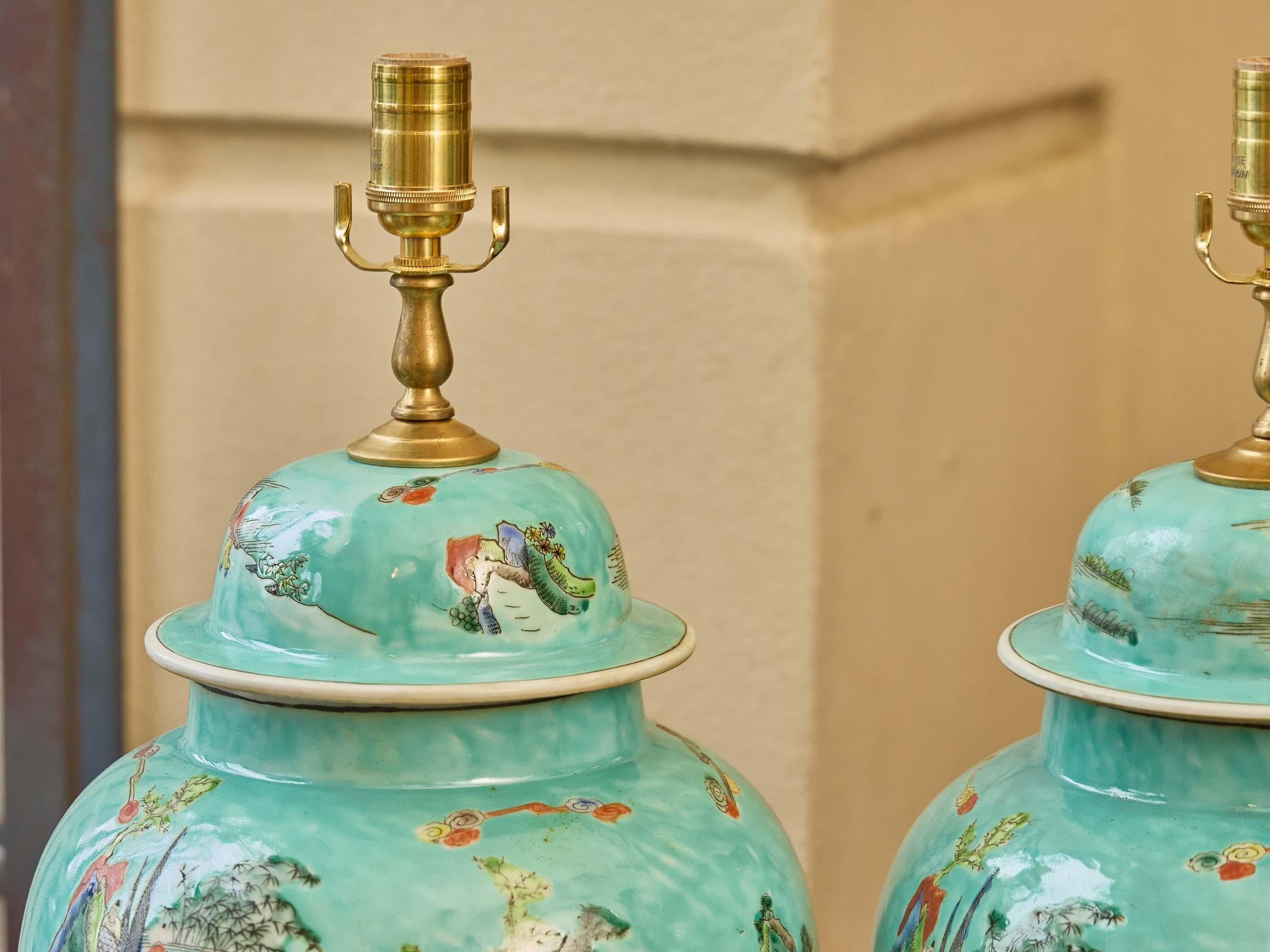 XXIe siècle et contemporain Paire d'urnes asiatiques turquoise transformées en lampes de table sur des bases en bois doré en vente