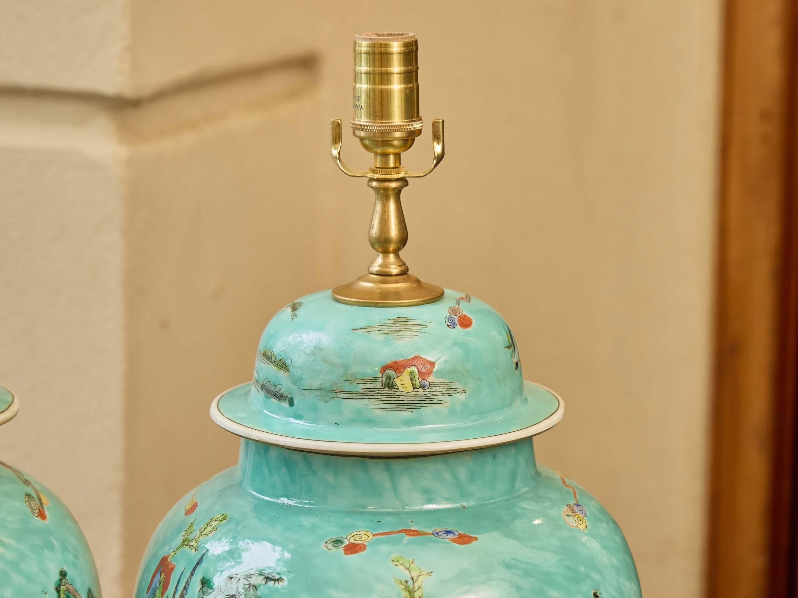 Céramique Paire d'urnes asiatiques turquoise transformées en lampes de table sur des bases en bois doré en vente