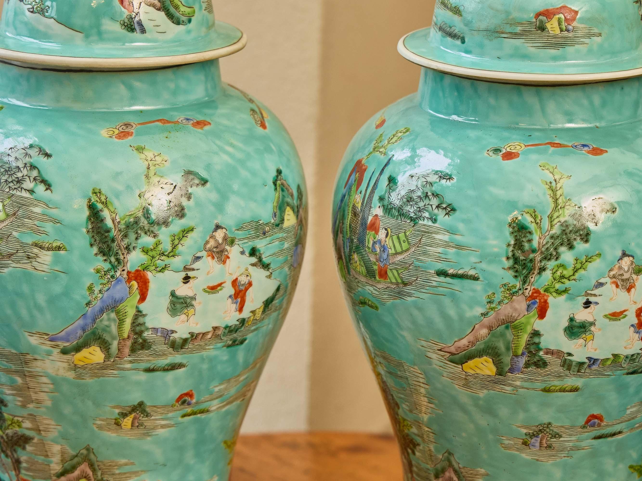 Paire d'urnes asiatiques turquoise transformées en lampes de table sur des bases en bois doré en vente 1