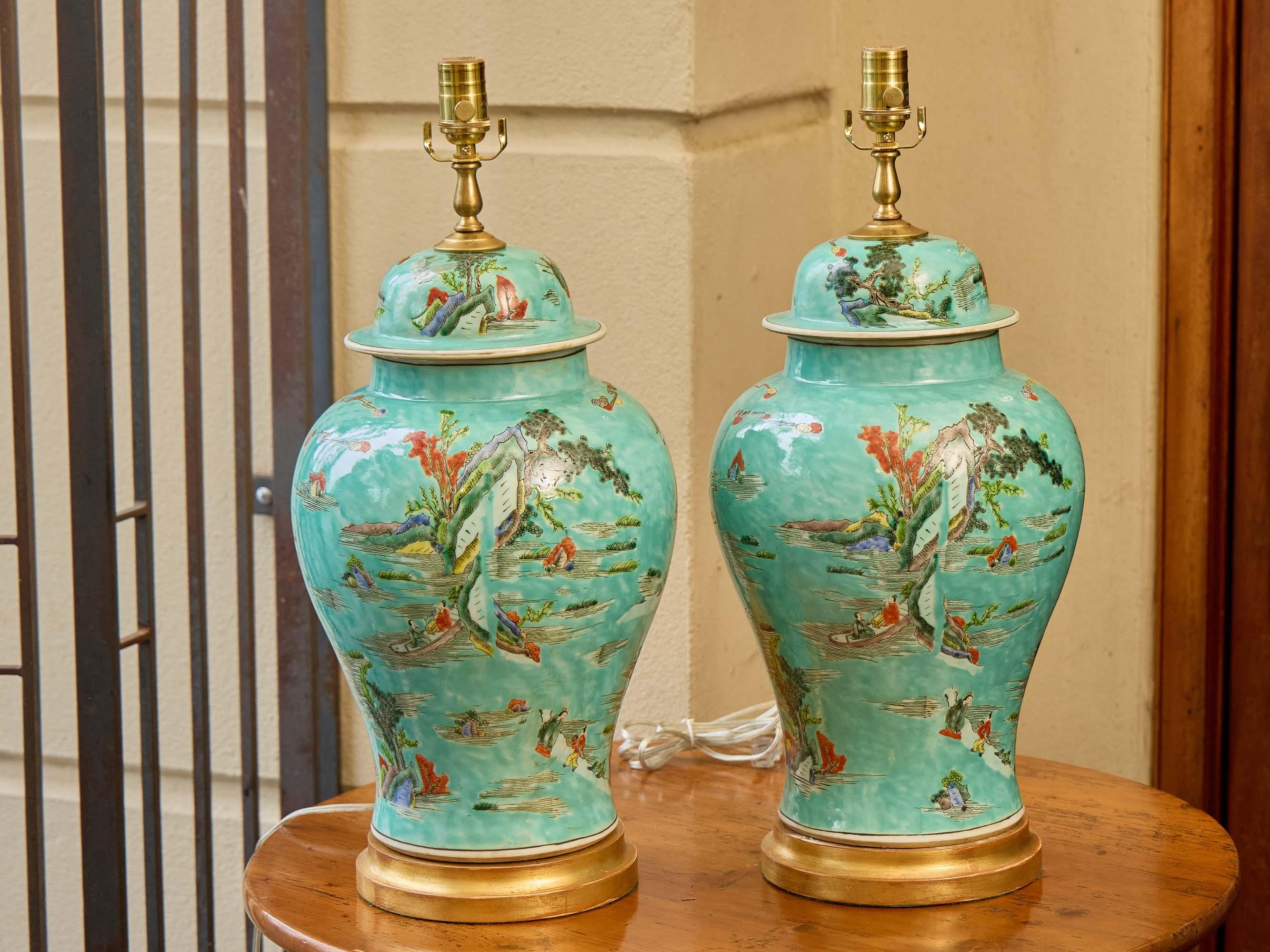 Paire d'urnes asiatiques turquoise transformées en lampes de table sur des bases en bois doré en vente 2