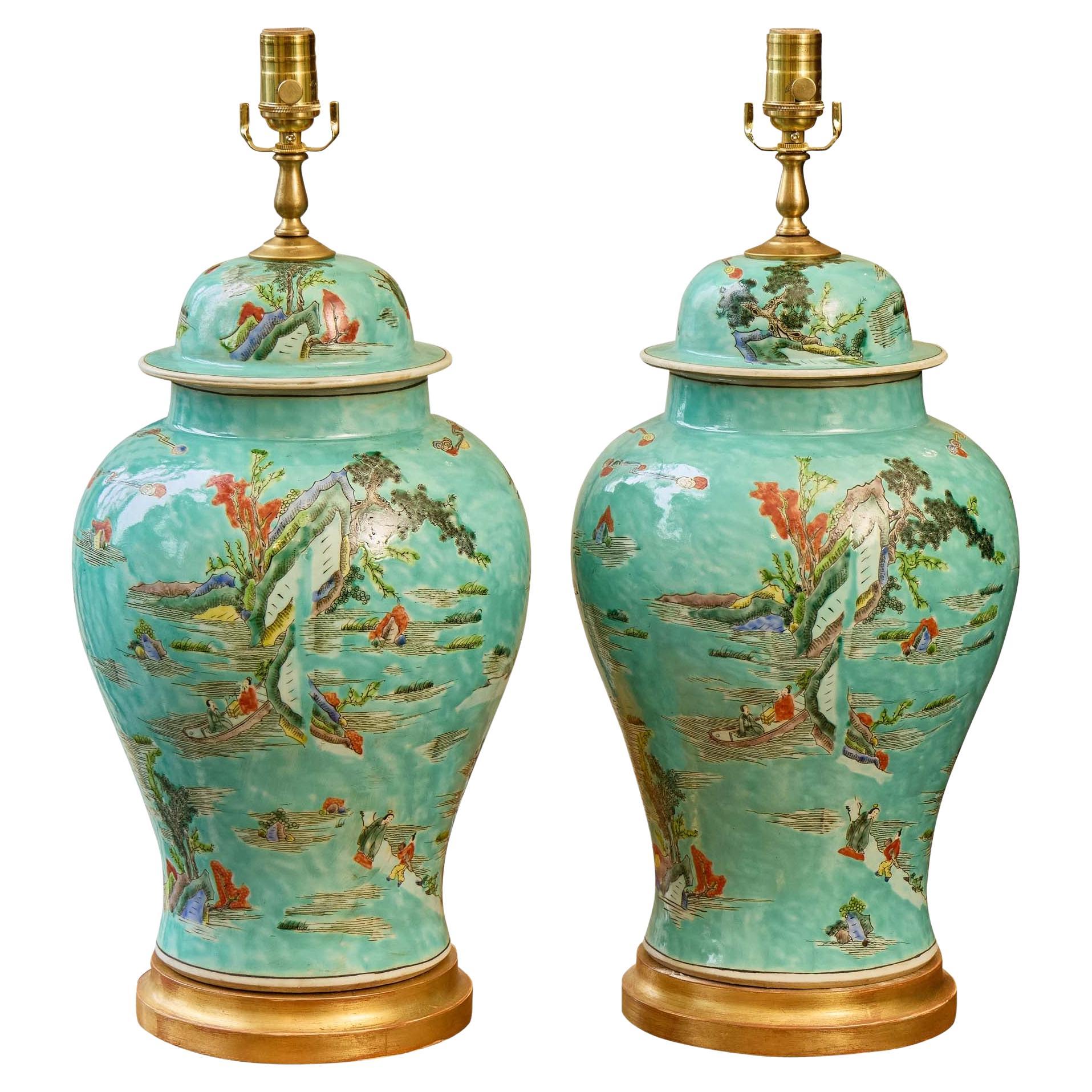 Paire d'urnes asiatiques turquoise transformées en lampes de table sur des bases en bois doré en vente