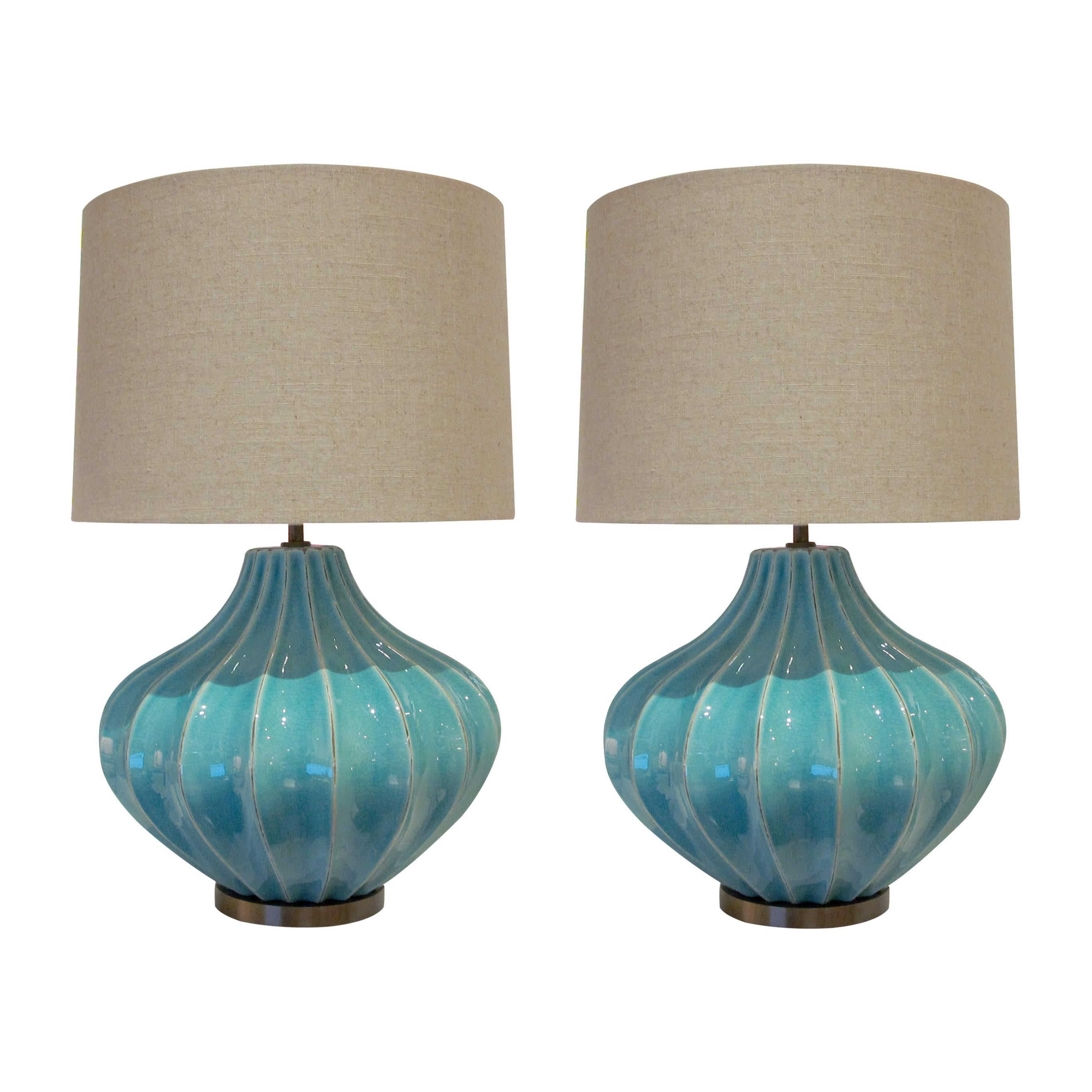 Paire de lampes de table anglaises des années 1980, présentant une glaçure céramique craquelée turquoise vibrante qui ajoute une texture et une profondeur uniques à chaque lampe. Les pièces en céramique sont conçues dans une forme arrondie et
