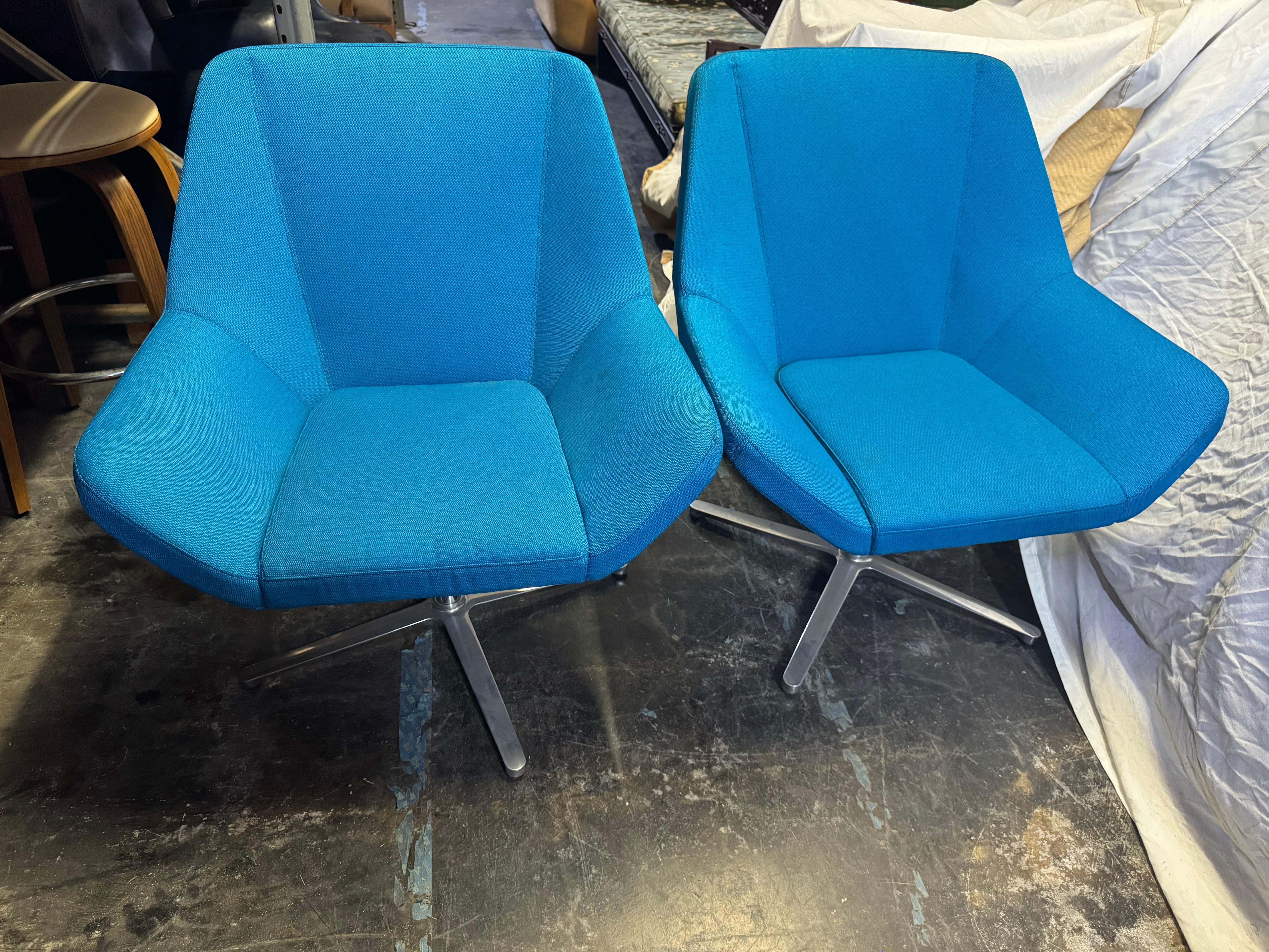 Diese Stühle sind von Keilhauer hergestellt. Die Stühle sind schön gepolstert und drehbar auf einem 4-Stern-Fuß. Wir haben eine Auswahl an Farben.

Die Stühle werden pro Paar (2) berechnet.