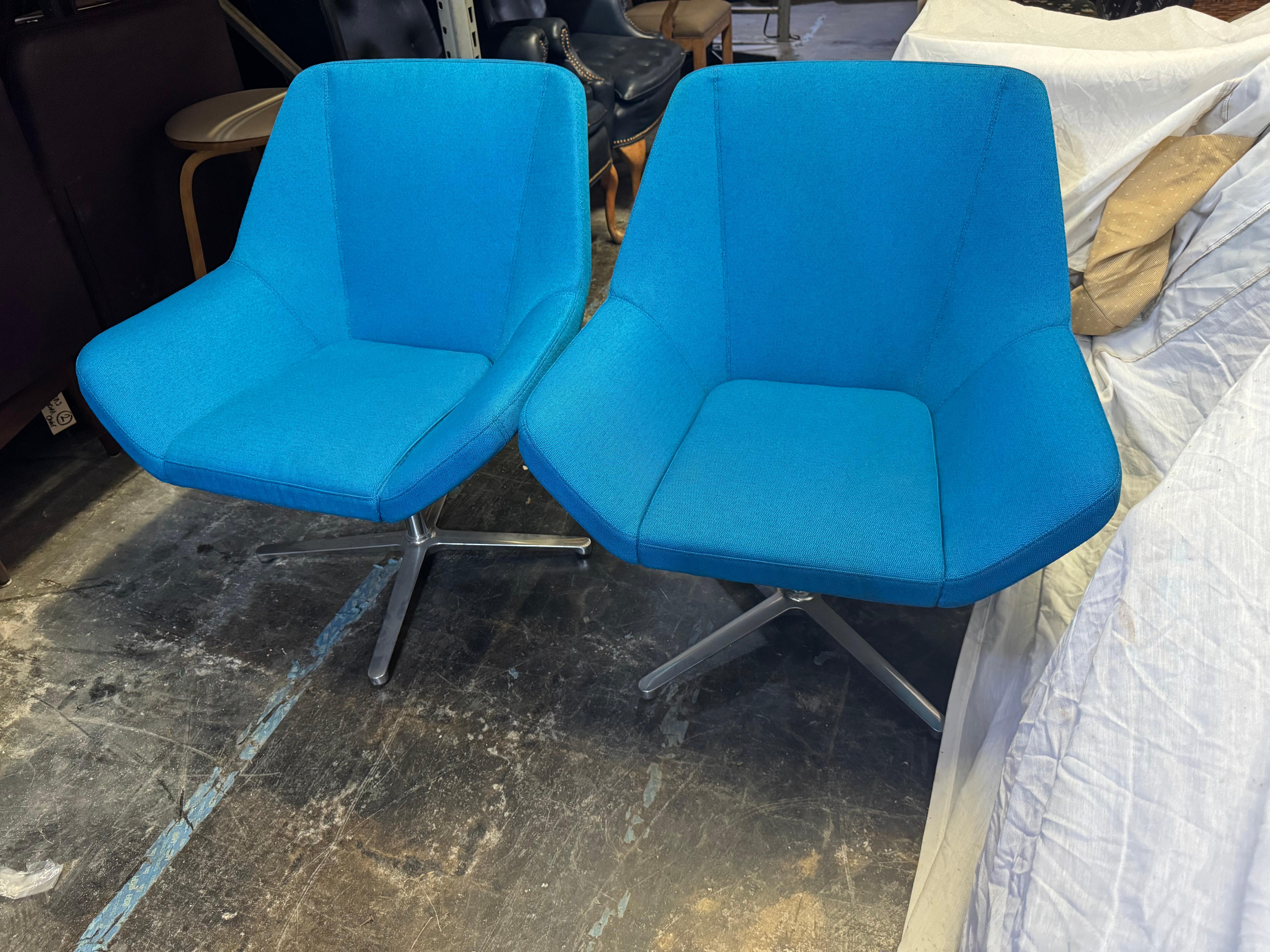 Paar türkisfarbene Keilhauer Swivel Lounge Chairs (Moderne) im Angebot