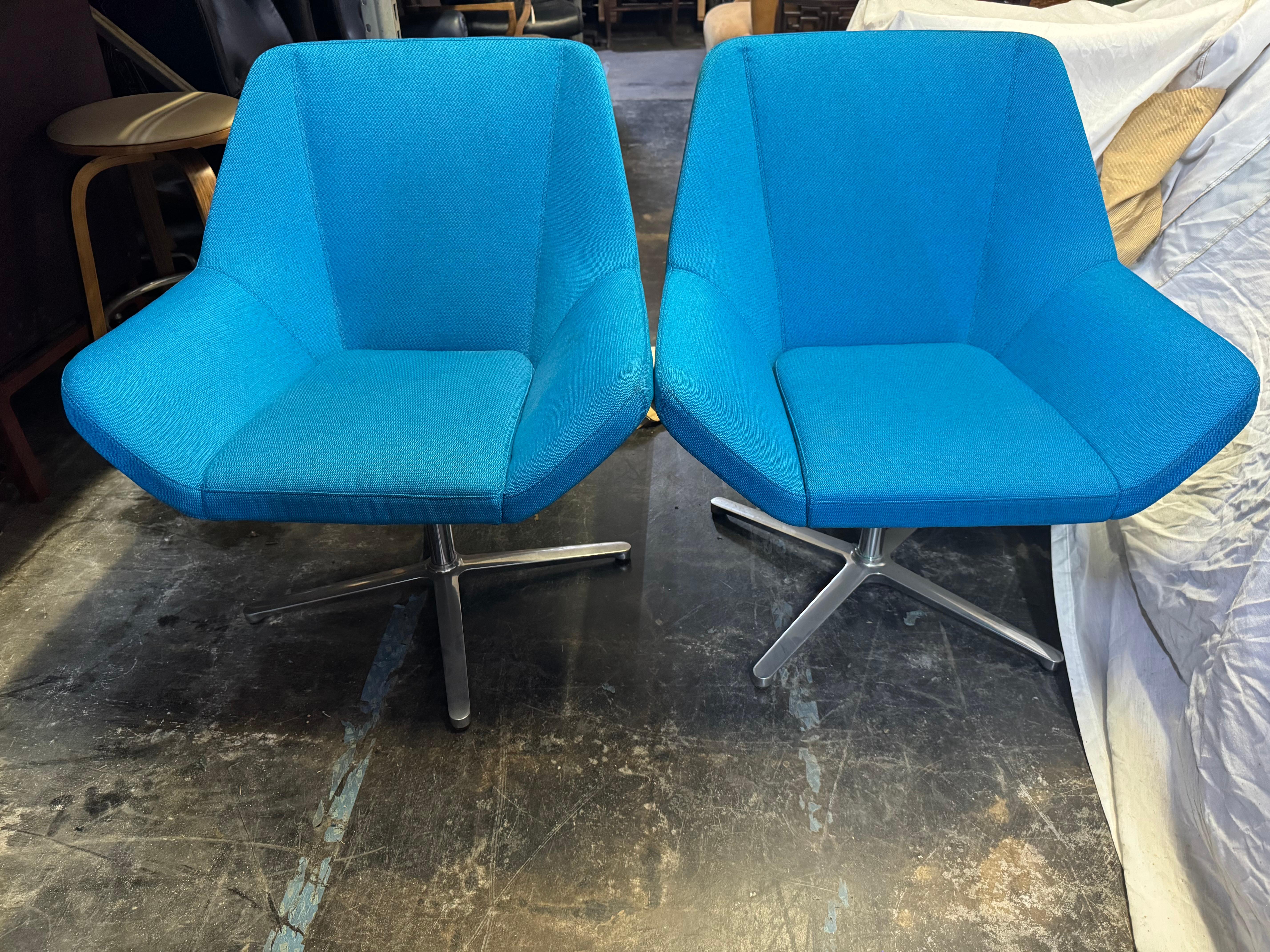 Paar türkisfarbene Keilhauer Swivel Lounge Chairs im Zustand „Gut“ im Angebot in Pasadena, TX