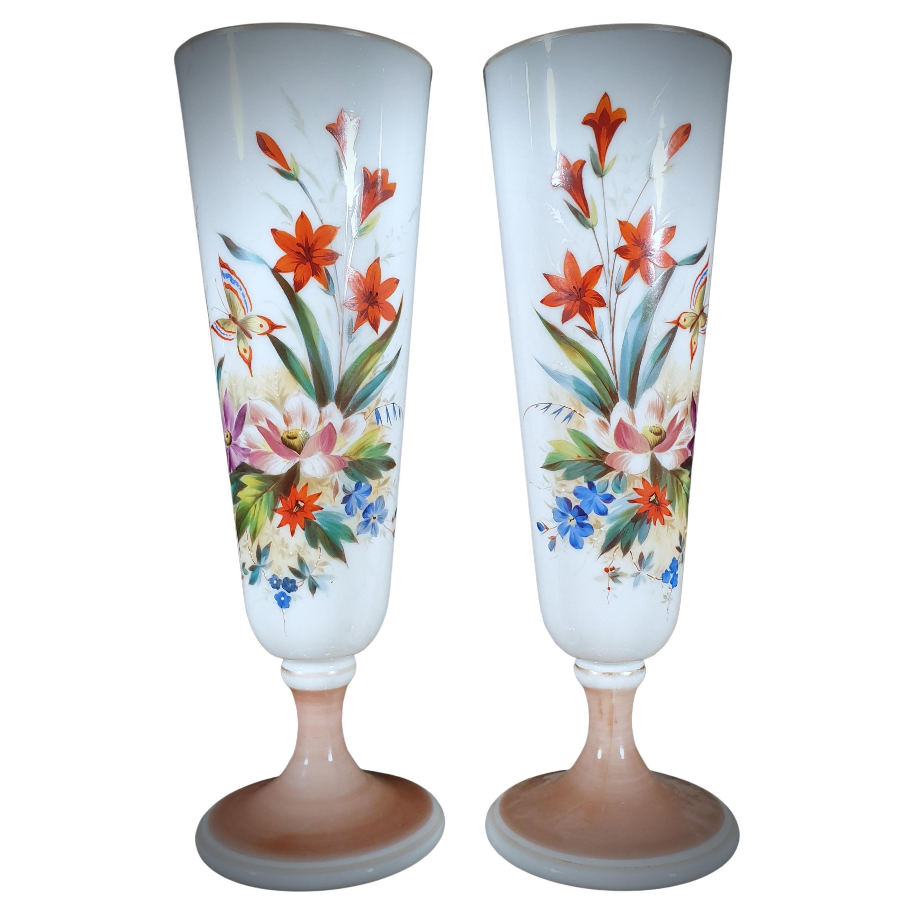 Paire de vases en verre opalin turquoise peints à la main avec papillons et fleurs