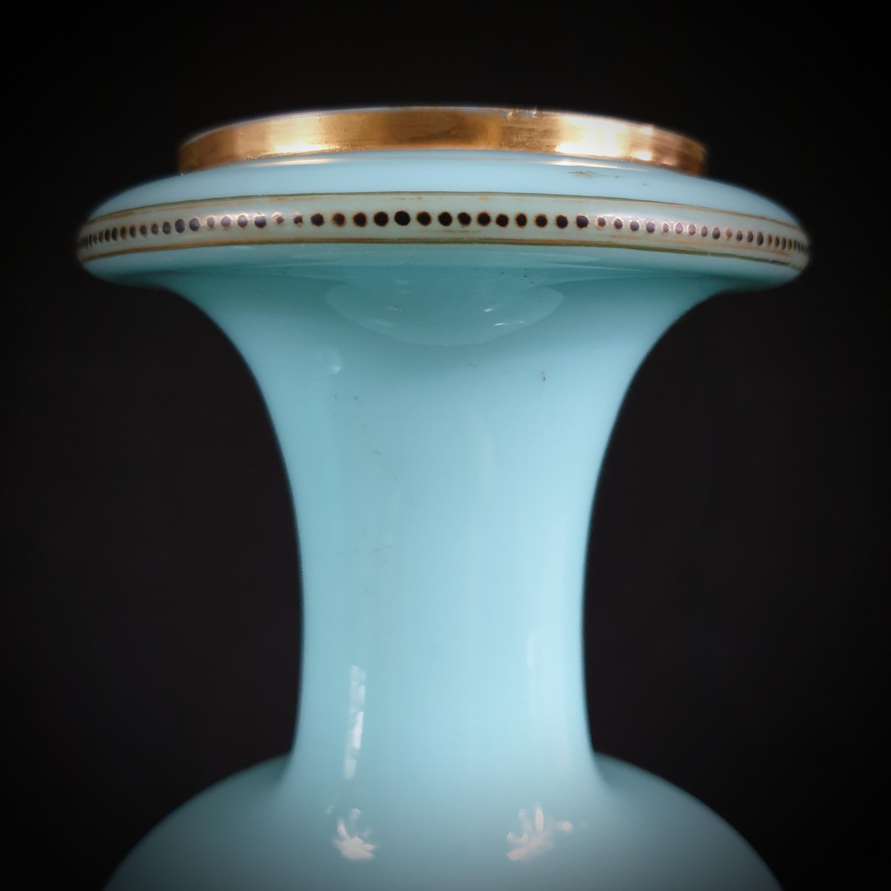 Paire de vases en verre opalin turquoise peints à la main avec des perles et des fleurs en vente 1