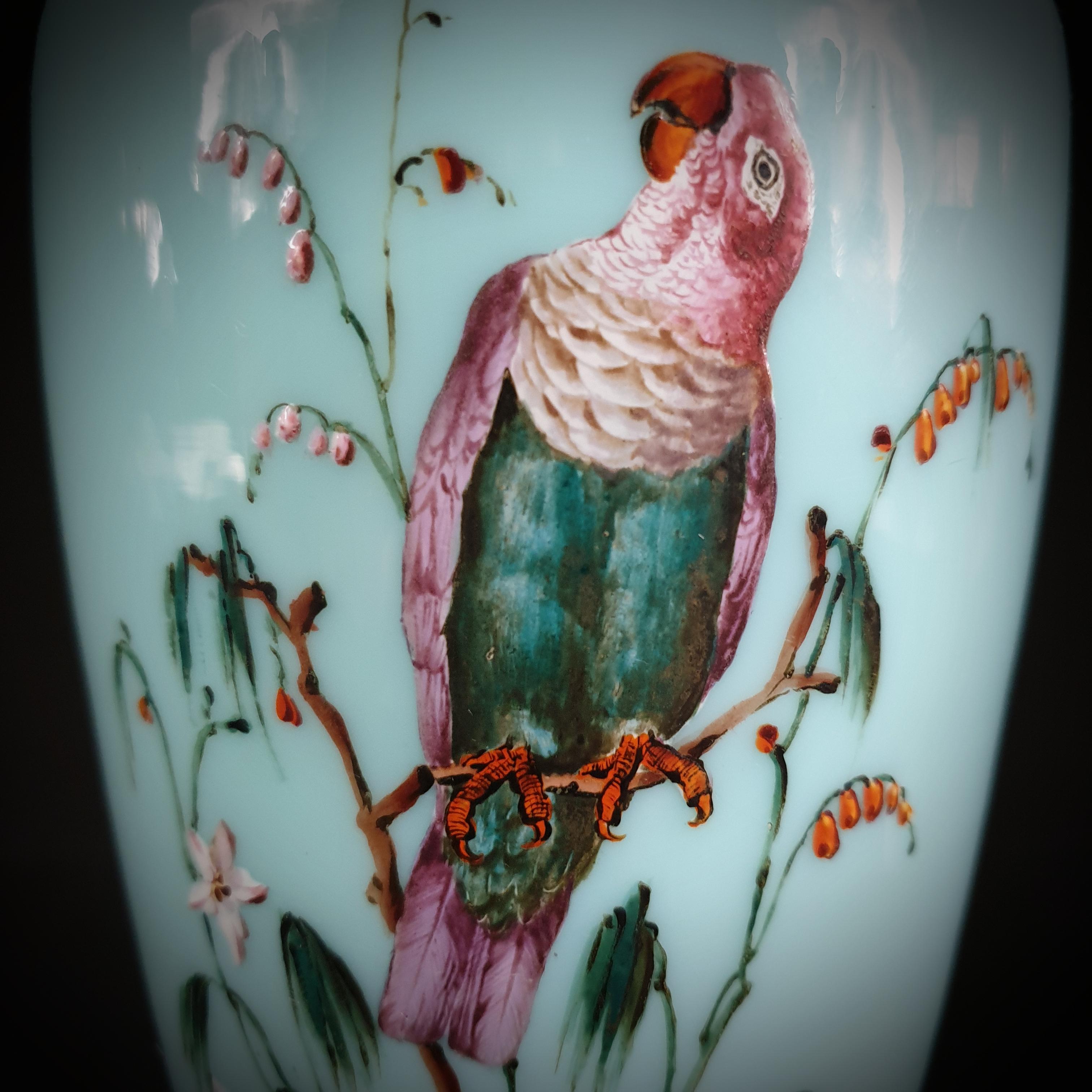Paar türkisfarbene Opalglasvasen, handbemalt mit Parakeetten und Blumen (Gepresst) im Angebot