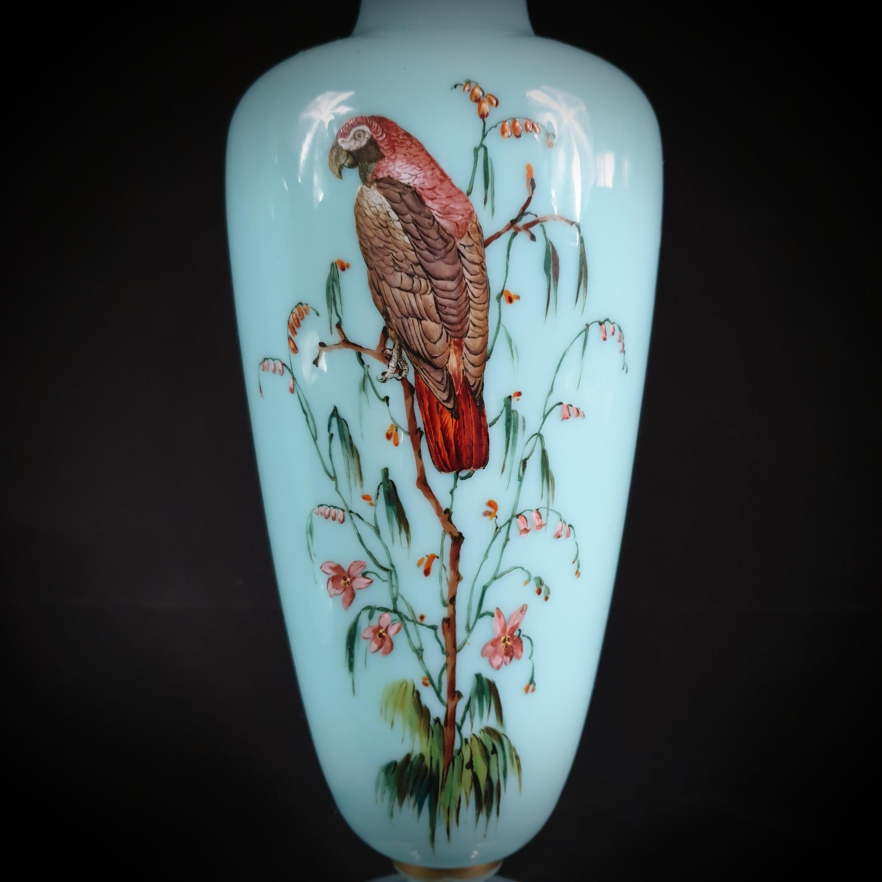 Paar türkisfarbene Opalglasvasen, handbemalt mit Parakeetten und Blumen im Angebot 1