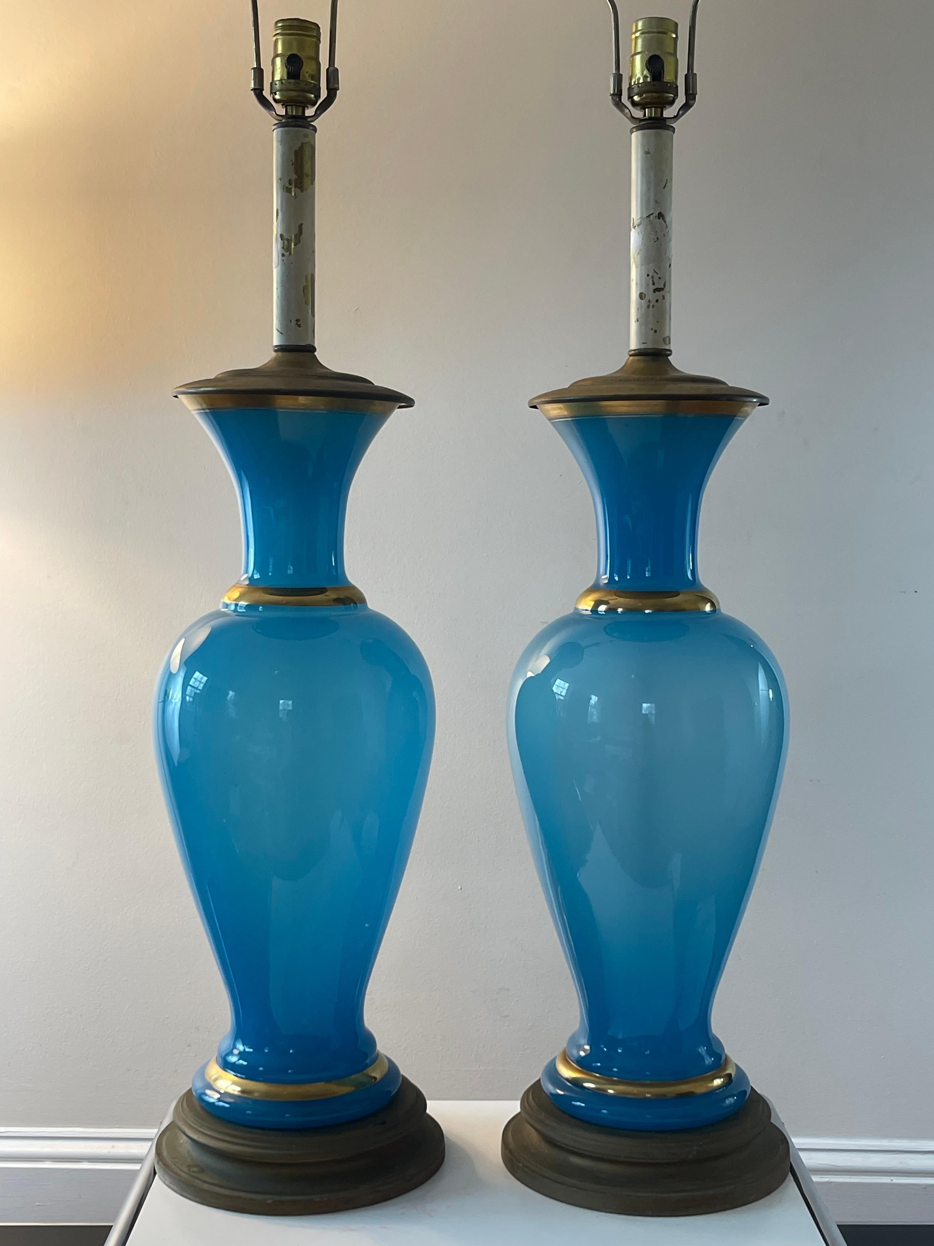 Néo-classique Paire de lampes opalin turquoise en vente