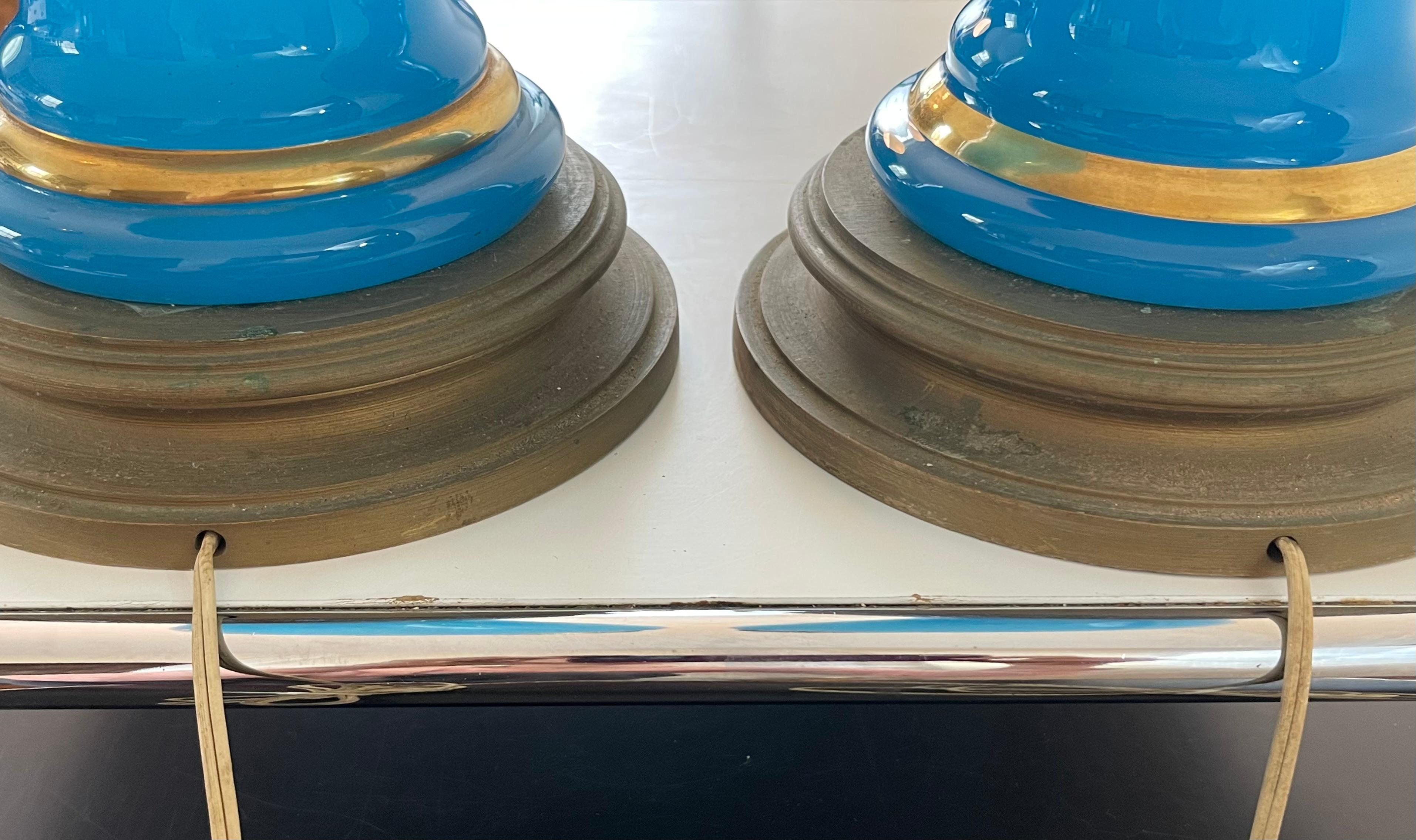 Milieu du XXe siècle Paire de lampes opalin turquoise en vente