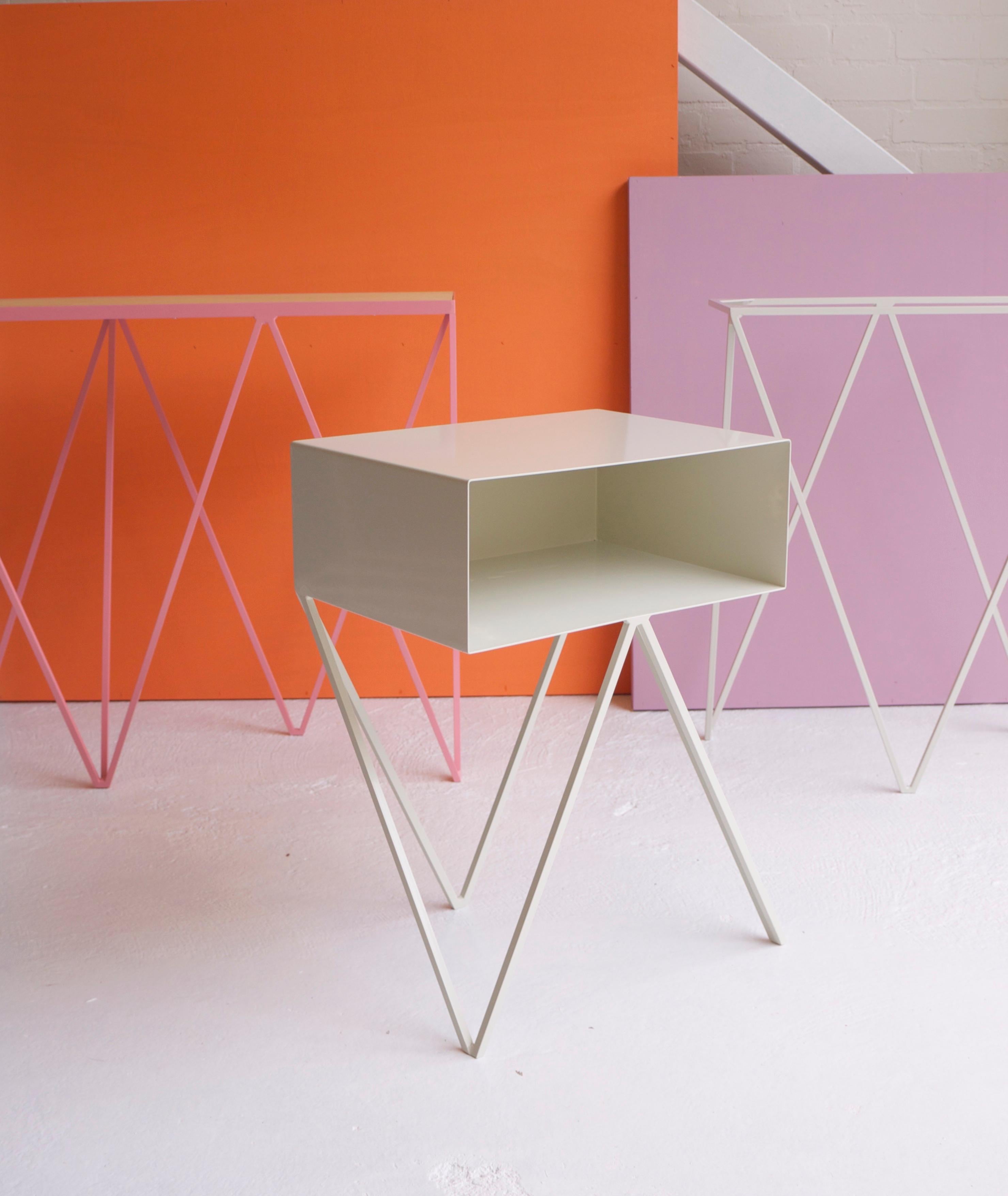 Paire de tables de chevet / tables de nuit Robot en acier turquoise Neuf - En vente à Leicester, GB