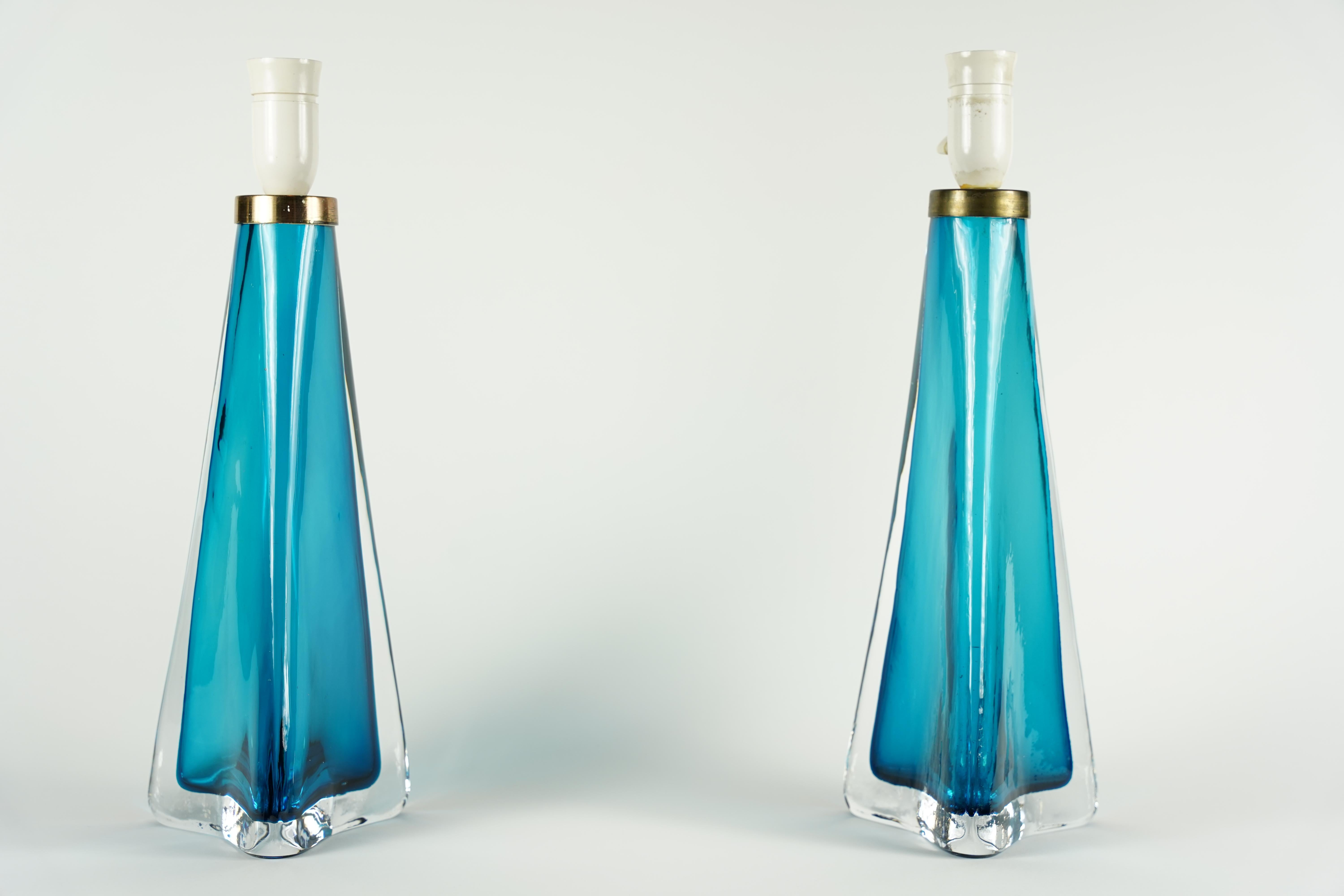 Coppia di lampade triangolari turchesi di Orrefors, Svezia, 1960, incassate in uno strato di vetro trasparente e dotate di accessori in ottone, di Carl Fagerlund per Orrefors.

Ricablata per gli Stati Uniti.
Paralumi non inclusi.