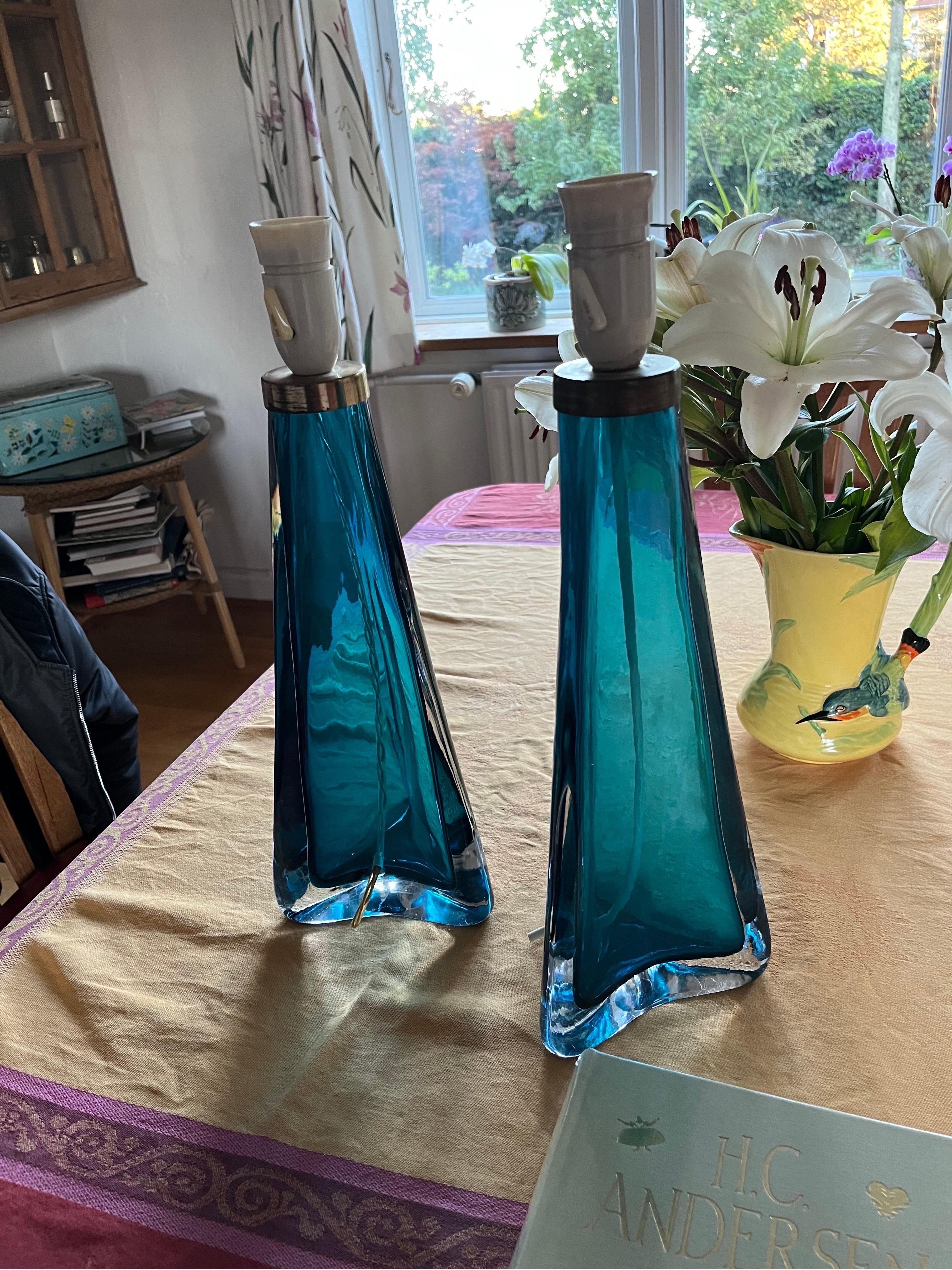 Mid-Century Modern Pair of Caribbean ocean Turquoise blue Triangular Orrefors Lamps, Sweden 1960 For Sale