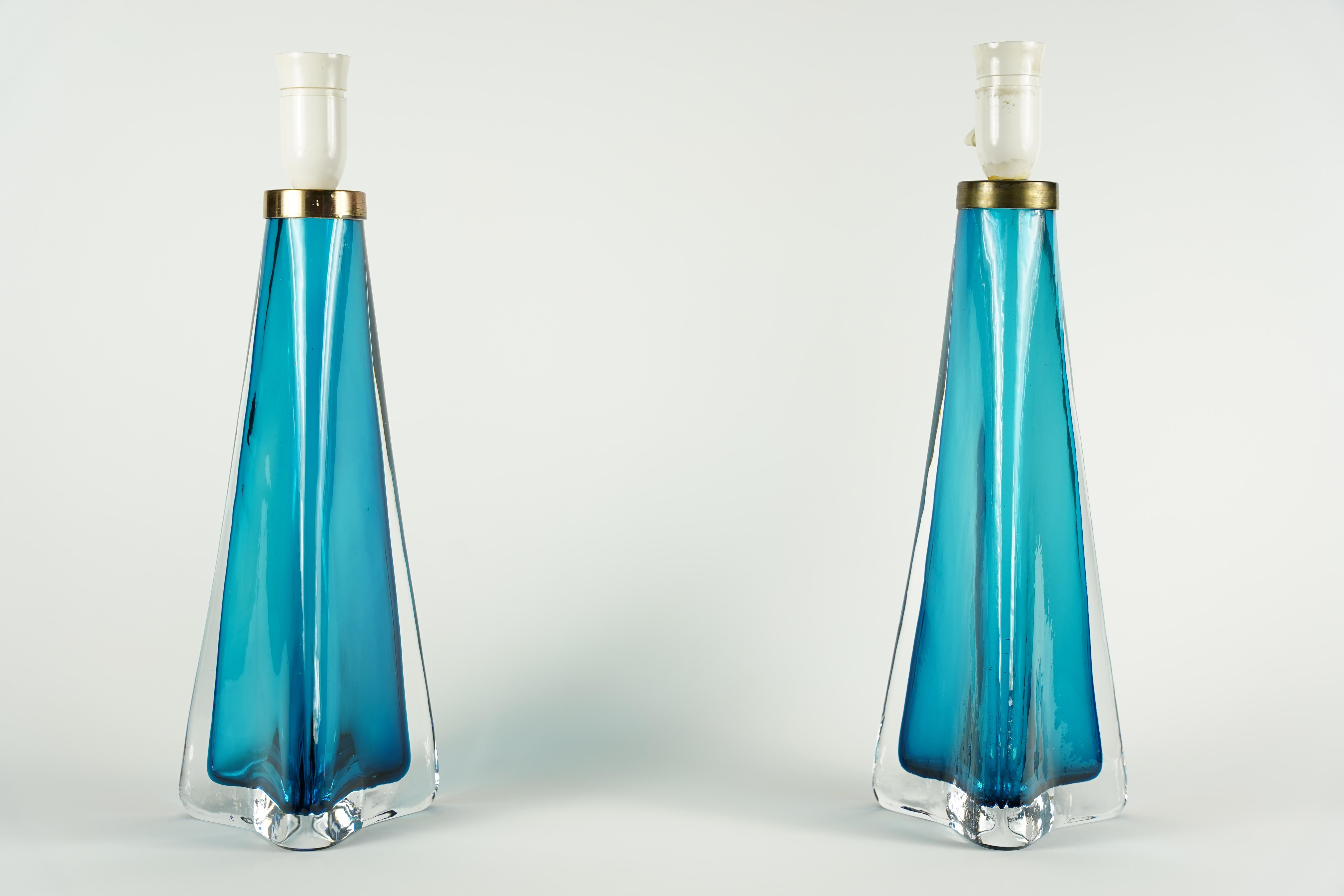 Mid-Century moderno Coppia di lampade triangolari turchesi Orrefors, Svezia 1960 in vendita