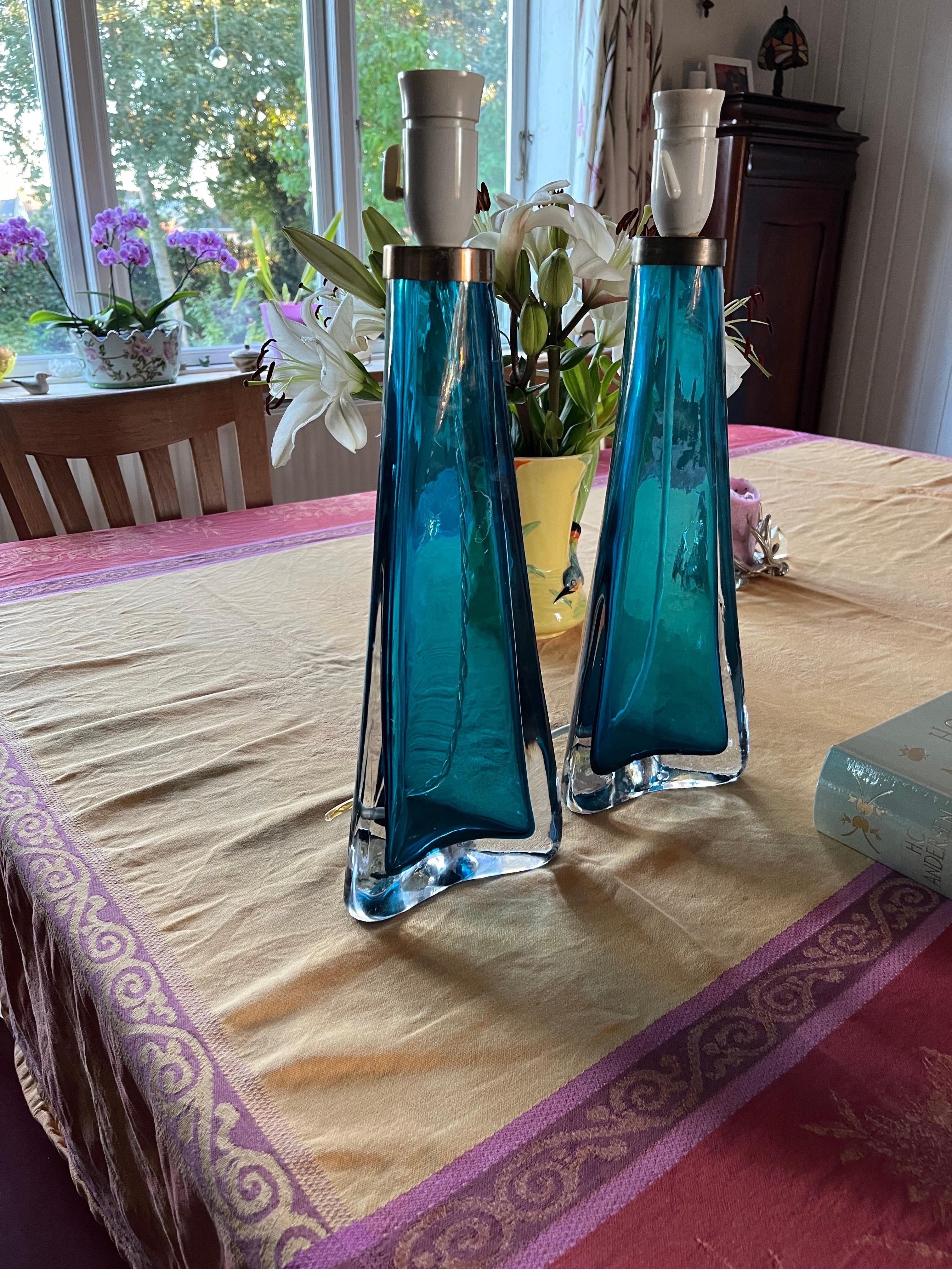 Swedish Pair of Caribbean ocean Turquoise blue Triangular Orrefors Lamps, Sweden 1960 For Sale