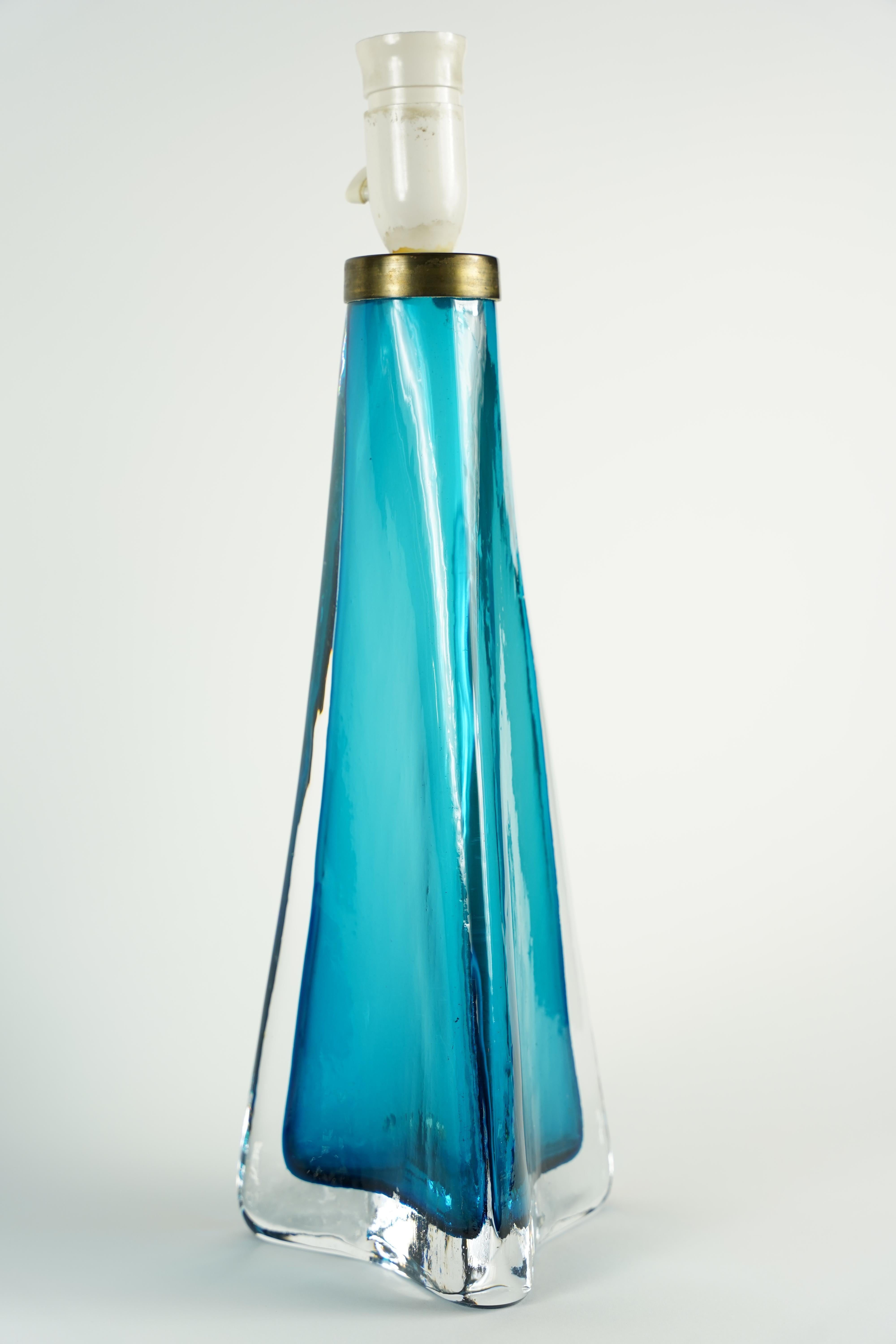 Spazzolato Coppia di lampade triangolari turchesi Orrefors, Svezia 1960 in vendita