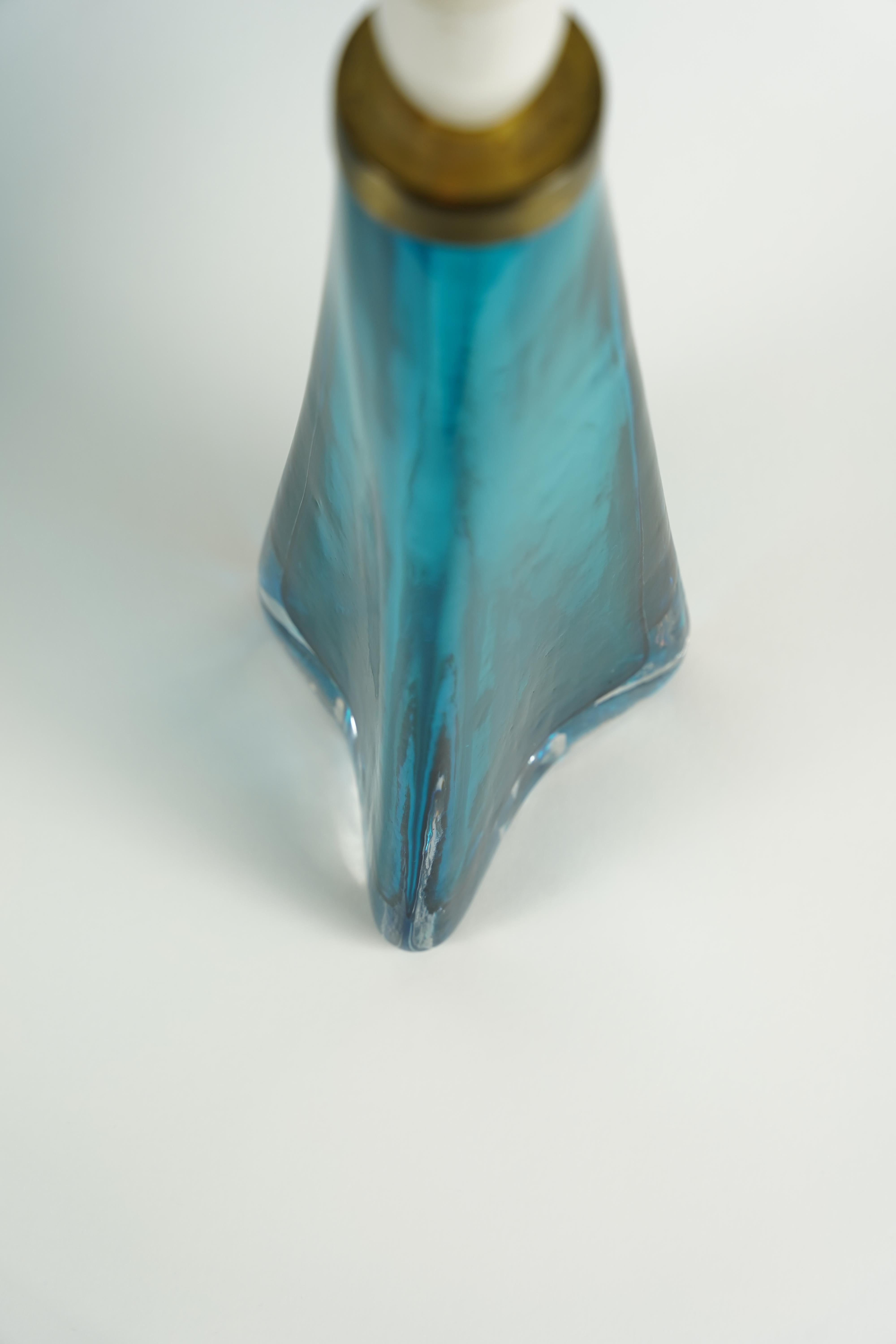 Ottone Coppia di lampade triangolari turchesi Orrefors, Svezia 1960 in vendita