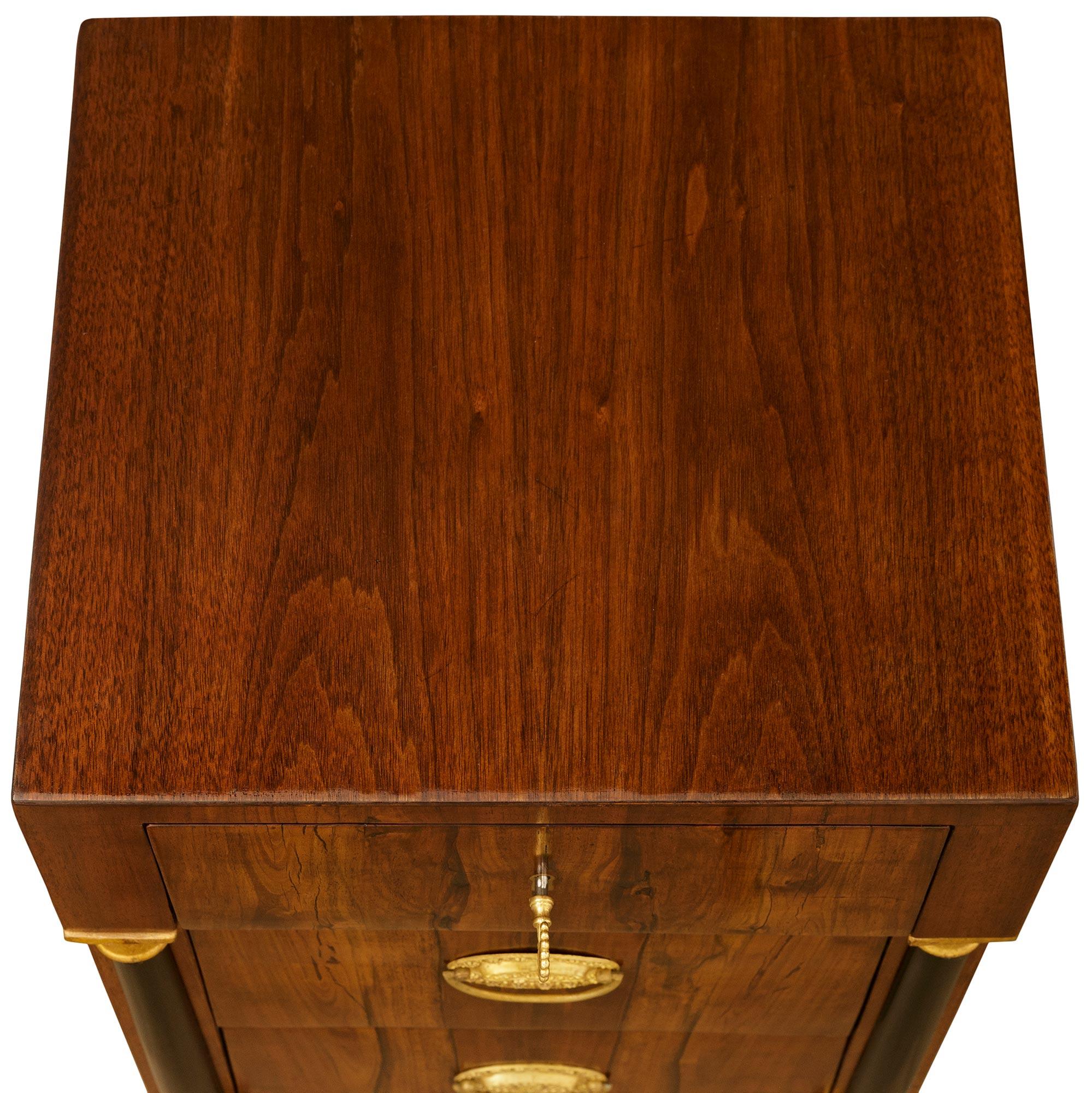 Paire de tables d'appoint/coffres néo-classiques en noyer et doré du XVIIIe siècle, de style toscan. Table d'appoint/coffre en noyer et doré en vente 3