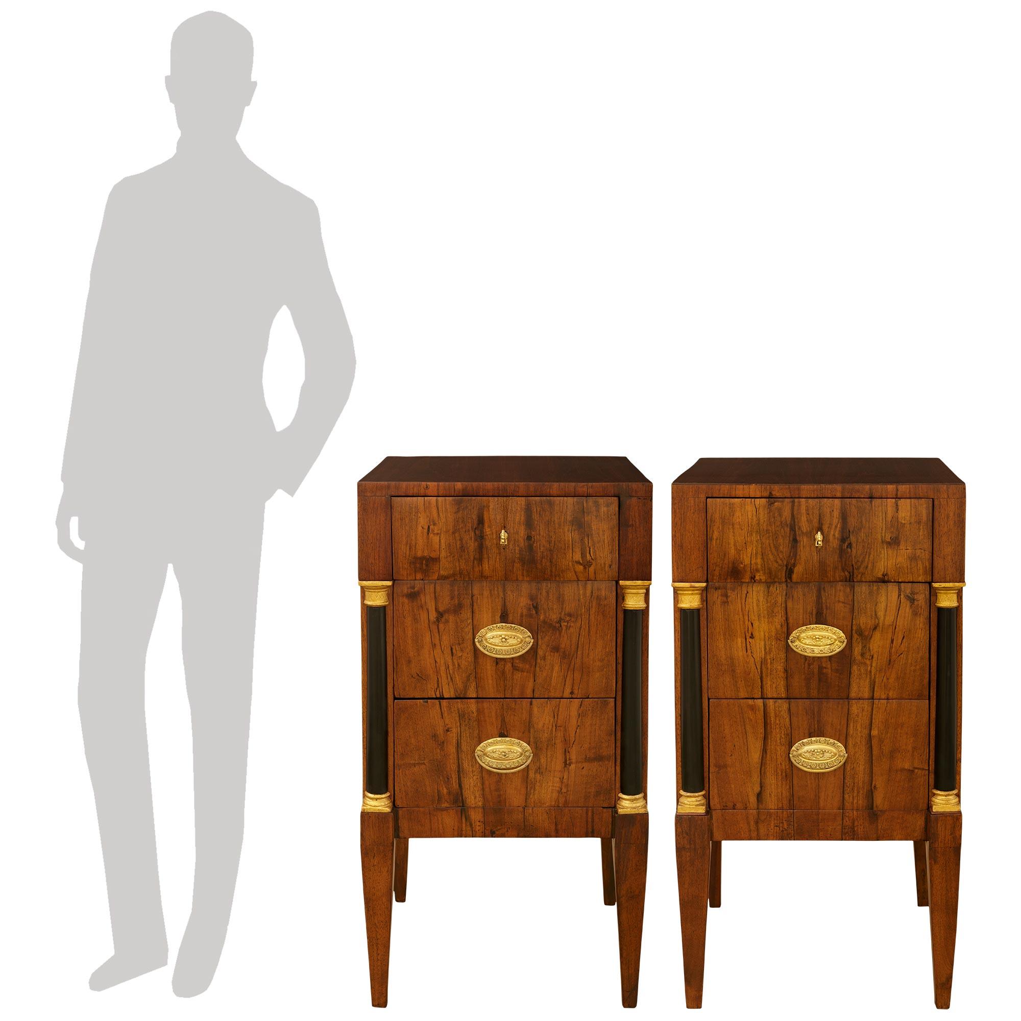Une merveilleuse et charmante paire de tables d'appoint/coffres néoclassiques toscanes du 18e siècle, en noyer ébonisé, bois de fruitier, bois doré et métal doré pressé. Noyer, bois fruitier ébonisé, bois doré et métal doré pressé. Chaque table