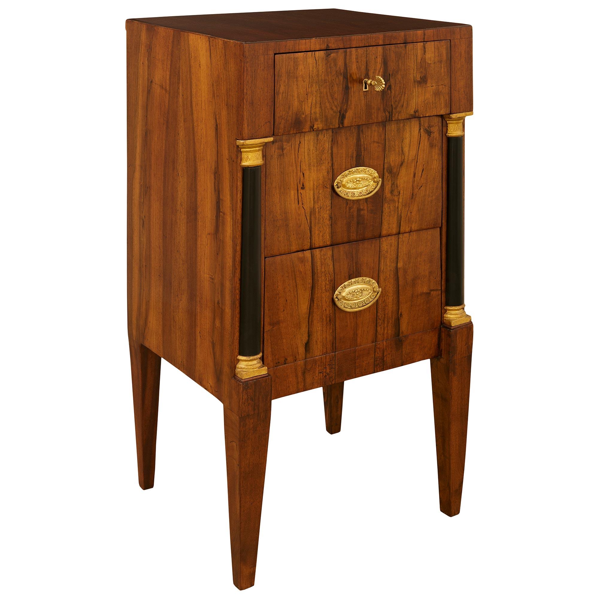 Néoclassique Paire de tables d'appoint/coffres néo-classiques en noyer et doré du XVIIIe siècle, de style toscan. Table d'appoint/coffre en noyer et doré en vente