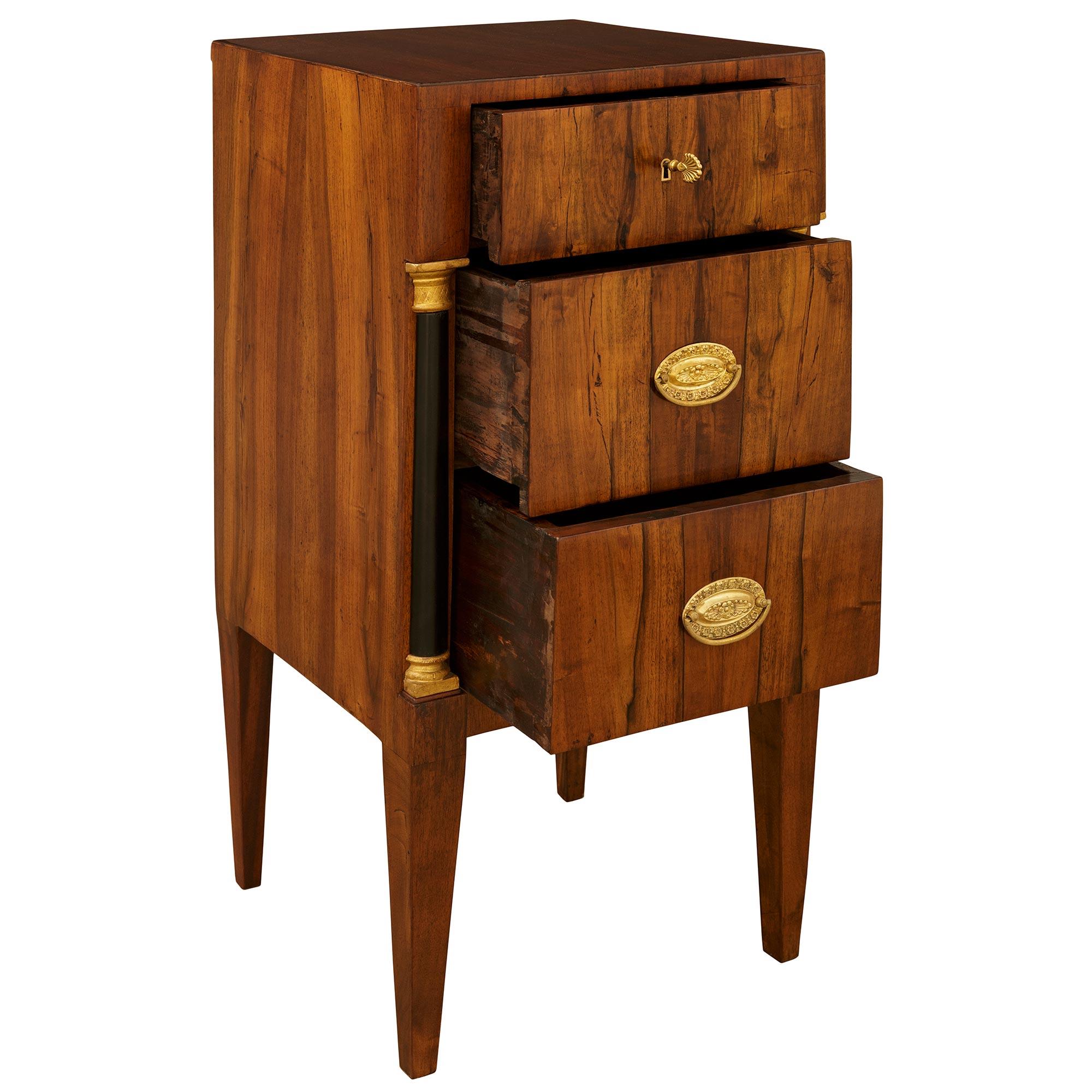italien Paire de tables d'appoint/coffres néo-classiques en noyer et doré du XVIIIe siècle, de style toscan. Table d'appoint/coffre en noyer et doré en vente