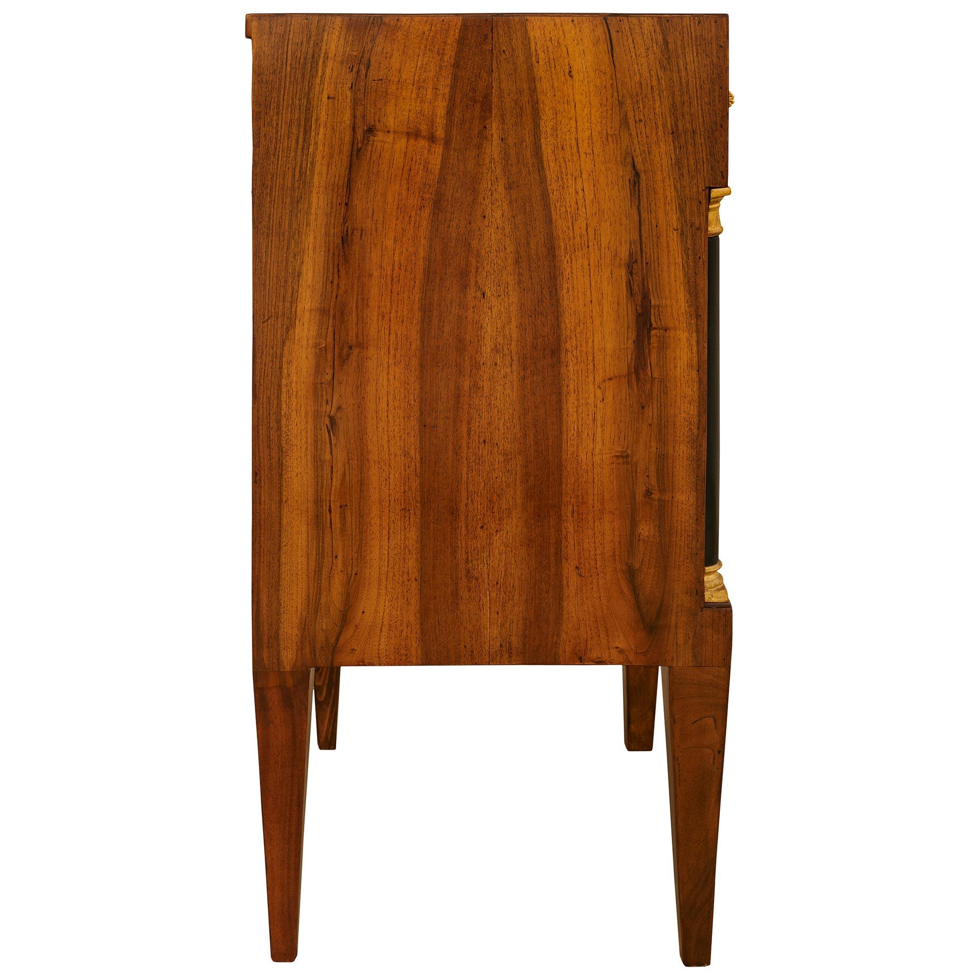 Paire de tables d'appoint/coffres néo-classiques en noyer et doré du XVIIIe siècle, de style toscan. Table d'appoint/coffre en noyer et doré Bon état - En vente à West Palm Beach, FL