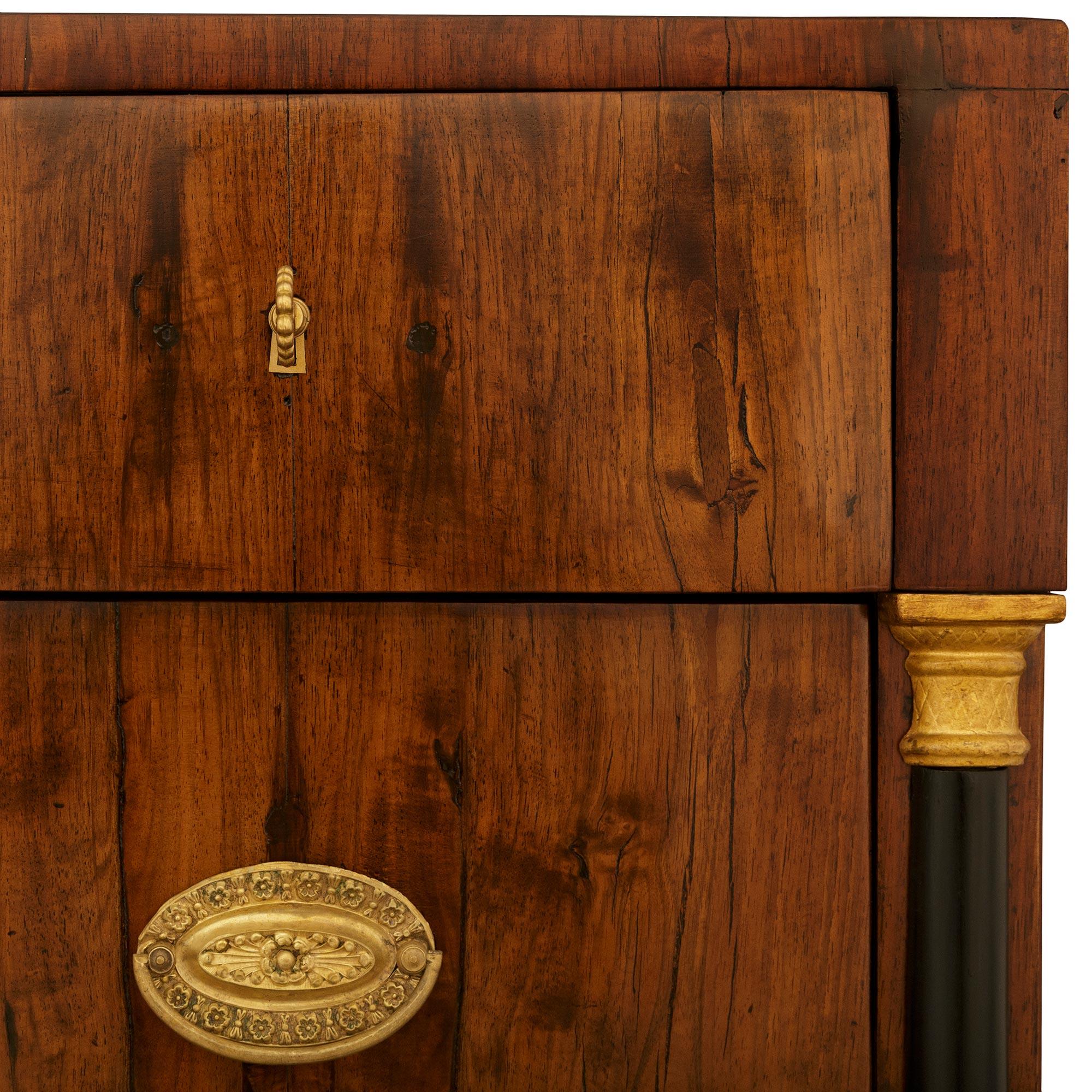 XVIIIe siècle et antérieur Paire de tables d'appoint/coffres néo-classiques en noyer et doré du XVIIIe siècle, de style toscan. Table d'appoint/coffre en noyer et doré en vente