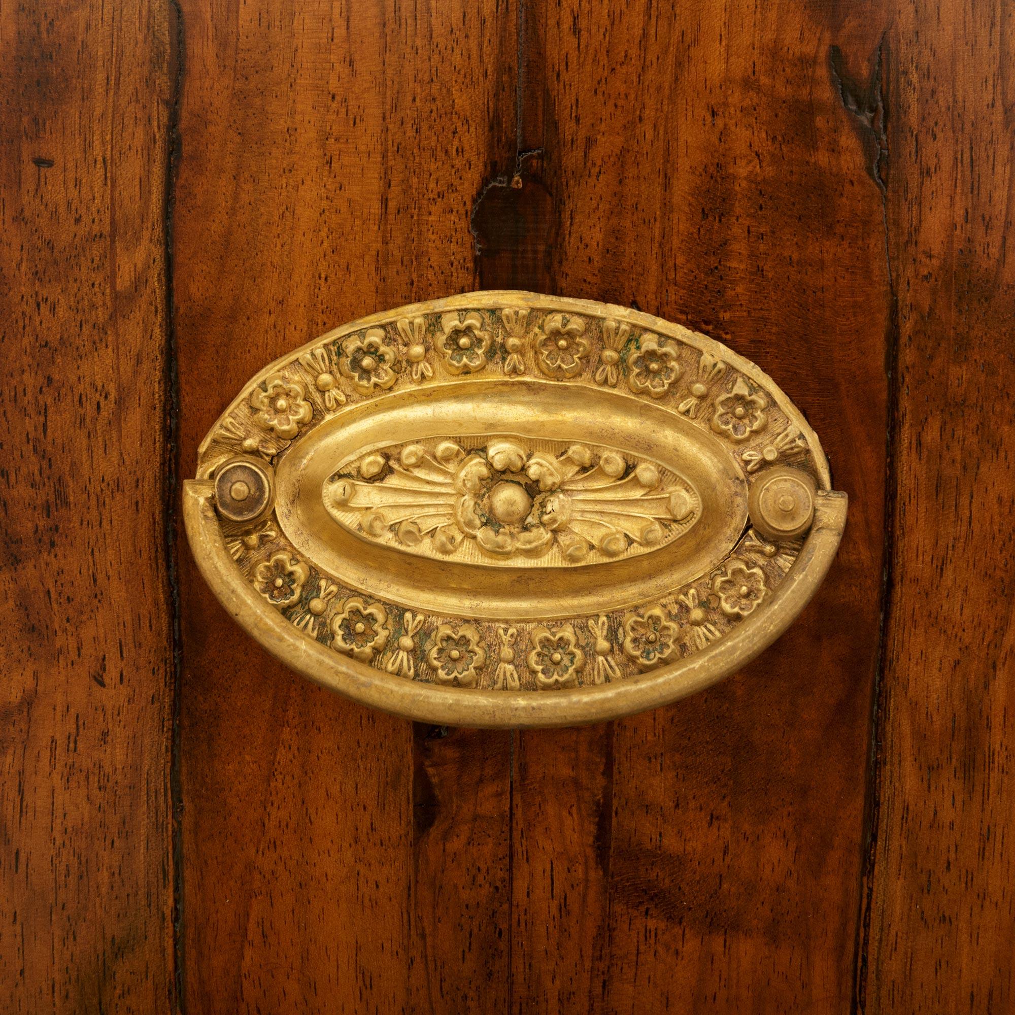 Métal Paire de tables d'appoint/coffres néo-classiques en noyer et doré du XVIIIe siècle, de style toscan. Table d'appoint/coffre en noyer et doré en vente