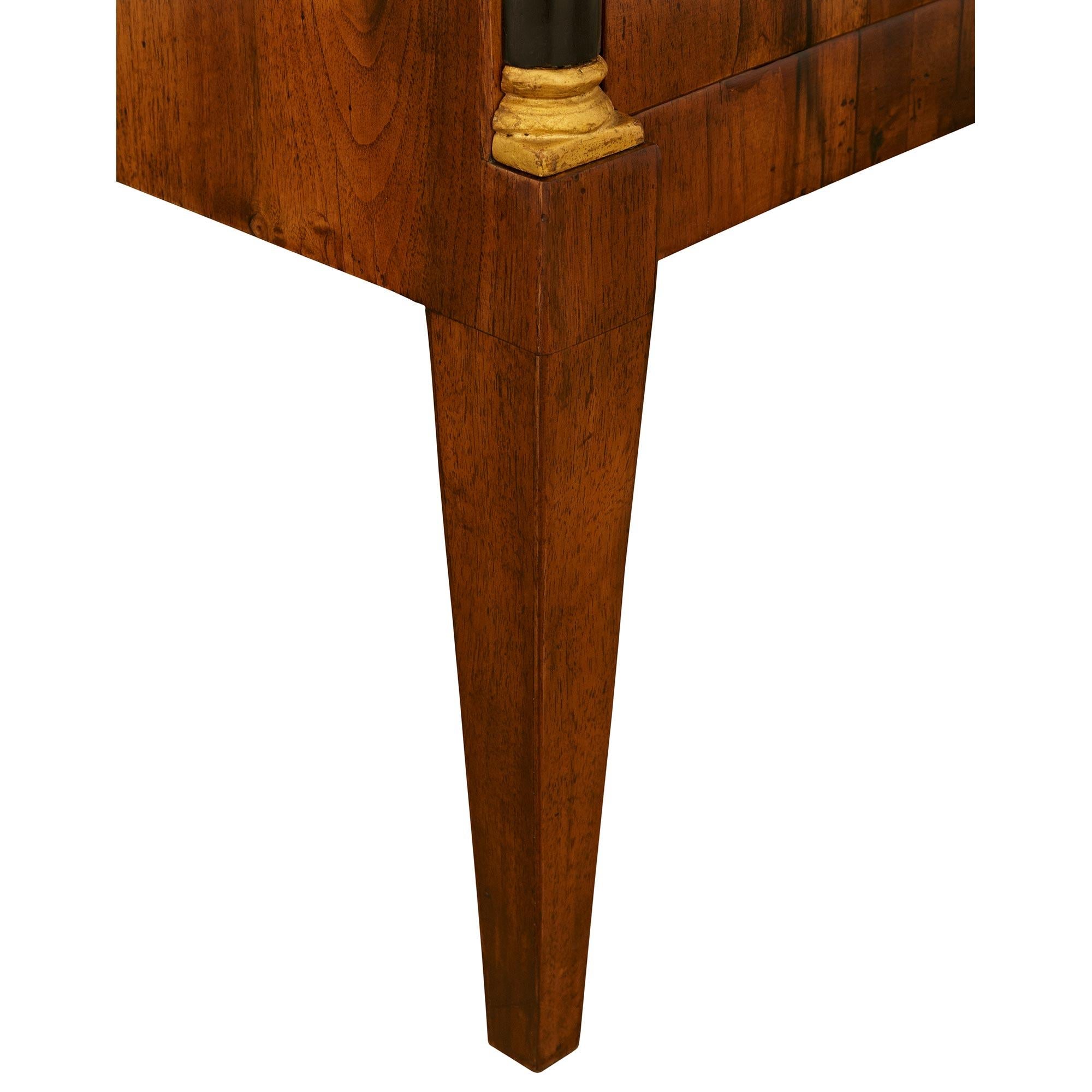 Paire de tables d'appoint/coffres néo-classiques en noyer et doré du XVIIIe siècle, de style toscan. Table d'appoint/coffre en noyer et doré en vente 2