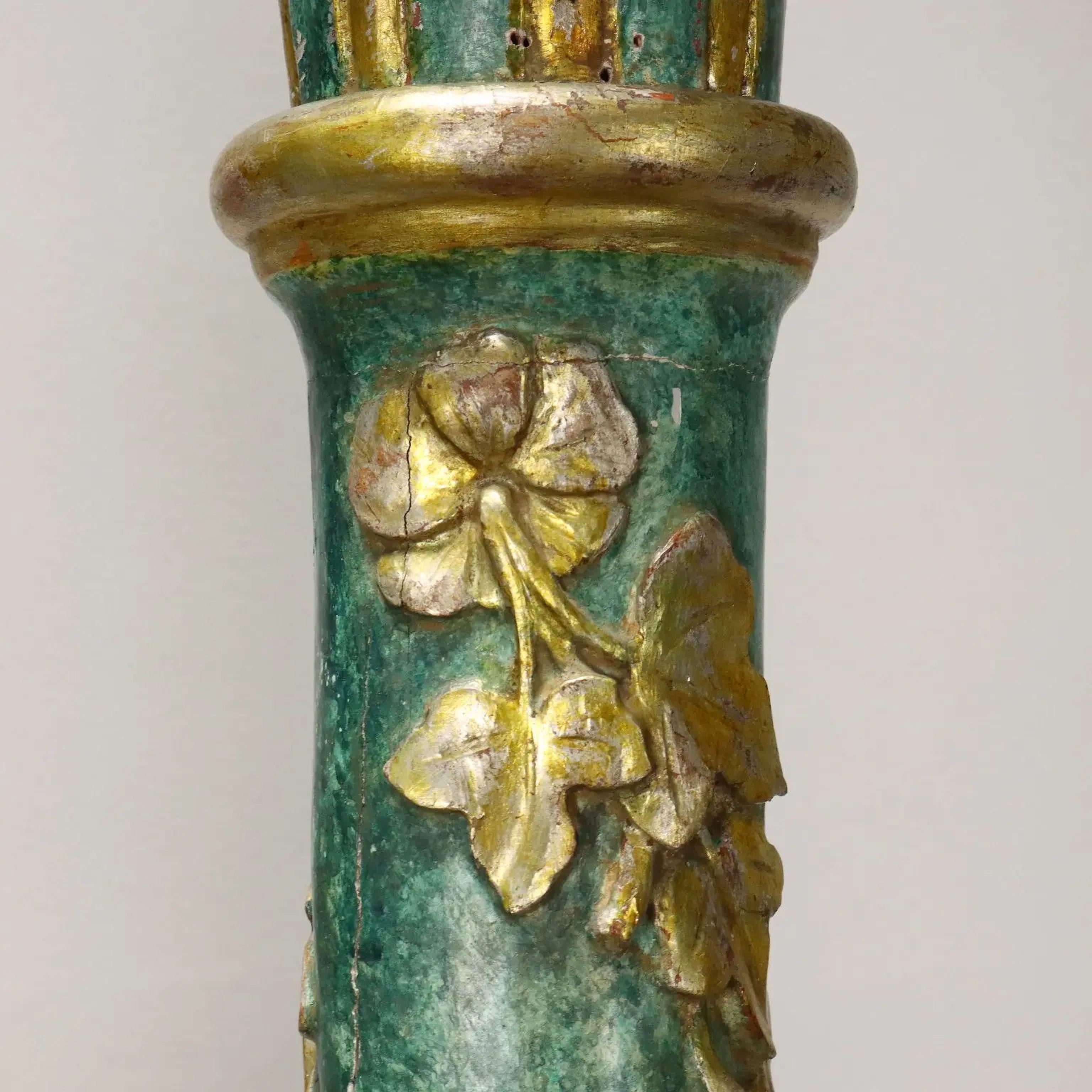 italien Paire de colonnes toscannes peintes et partiellement dorées - vers 1800 en vente