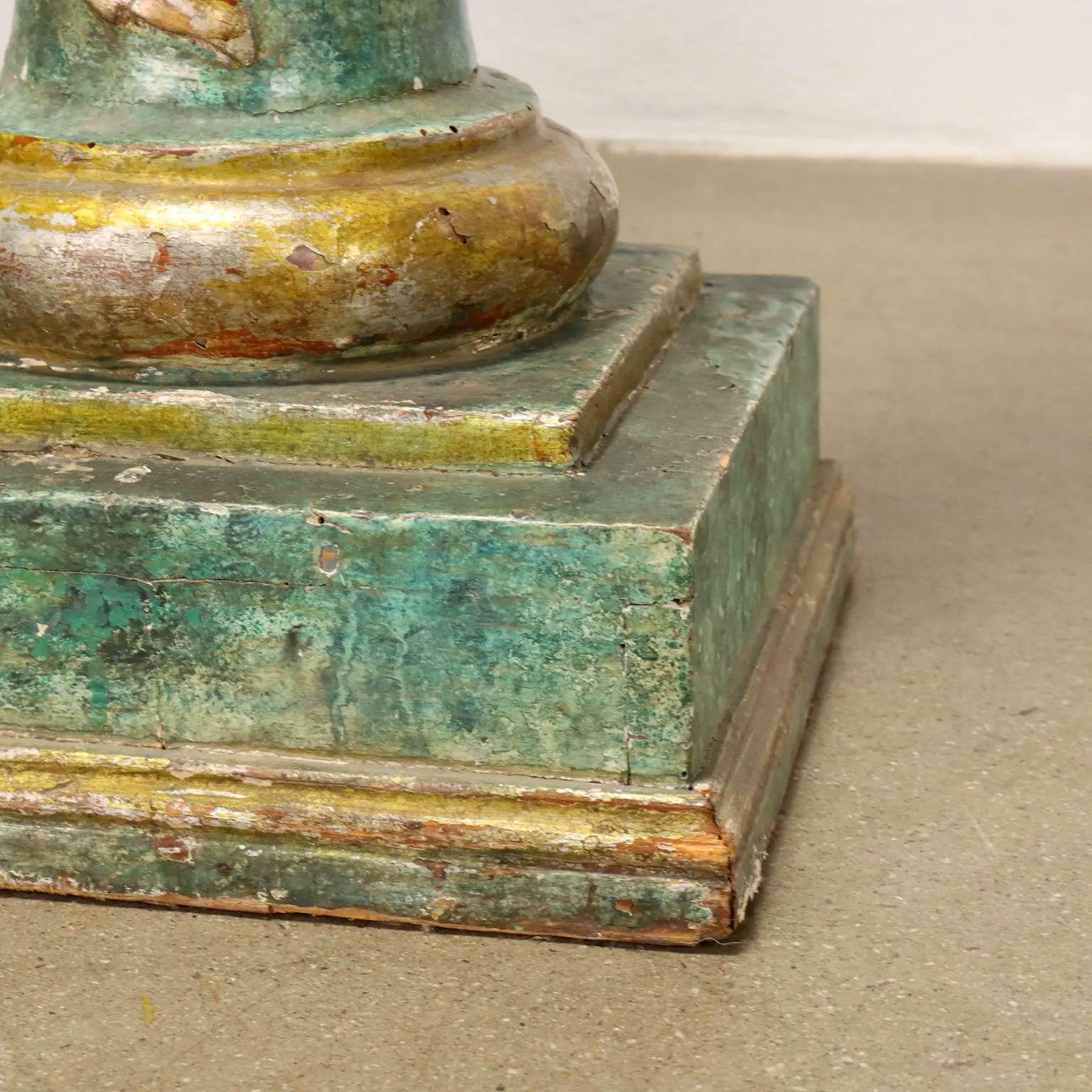XIXe siècle Paire de colonnes toscannes peintes et partiellement dorées - vers 1800 en vente
