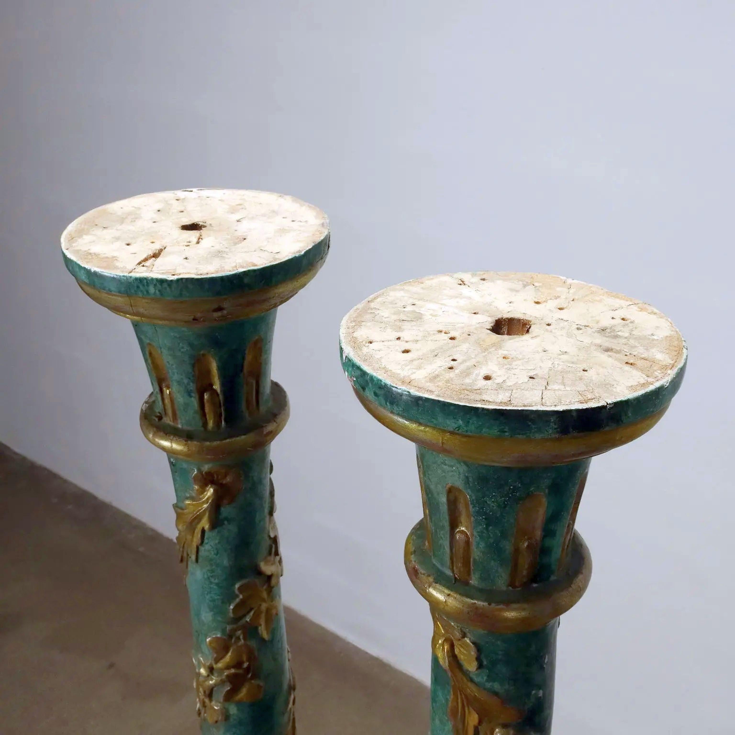 Bois doré Paire de colonnes toscannes peintes et partiellement dorées - vers 1800 en vente