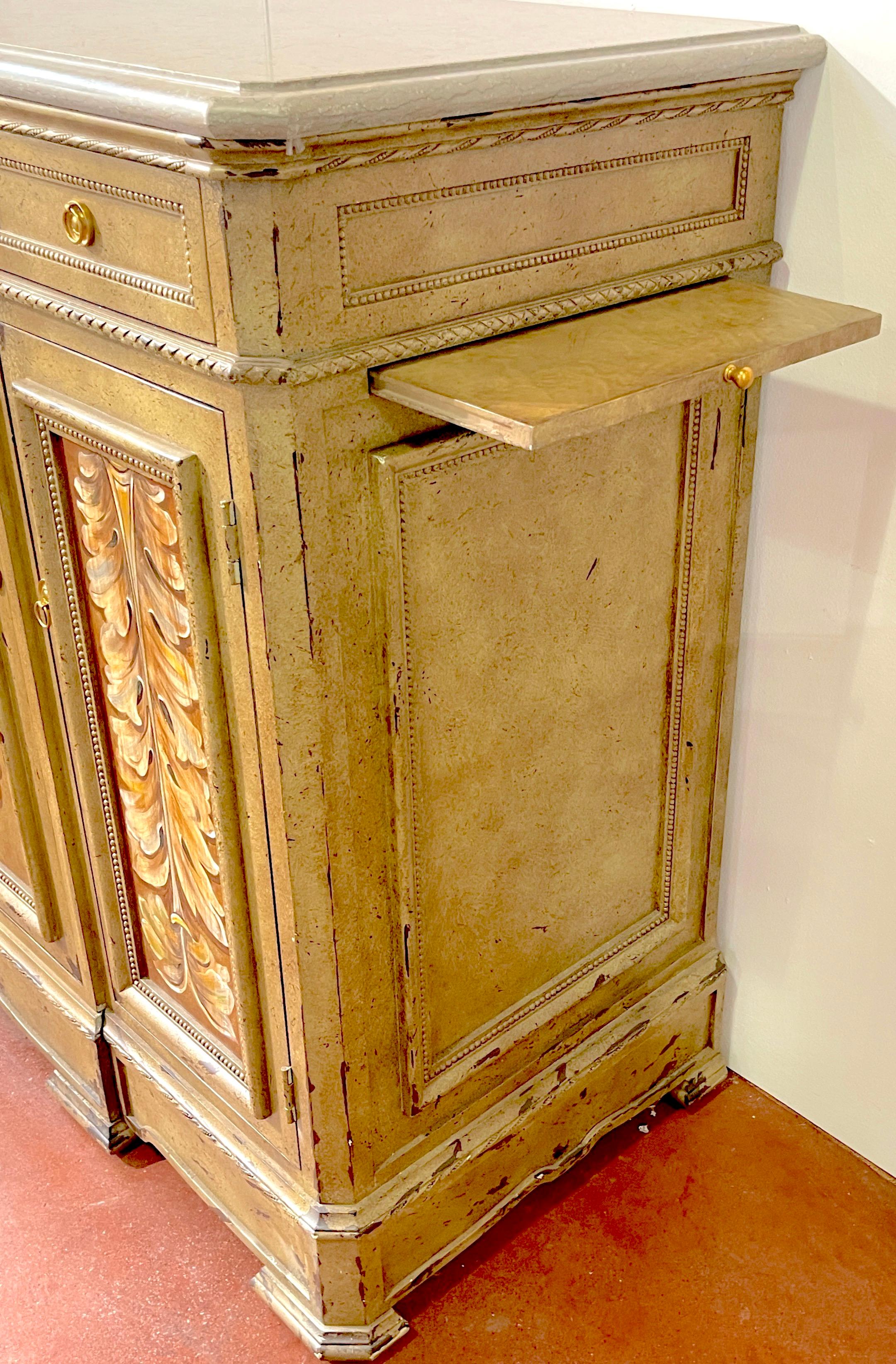 Ein Paar toskanische Anrichten mit lackierter und Marmorplatte von Susan Kaiser für Hickory Chair (21. Jahrhundert und zeitgenössisch) im Angebot