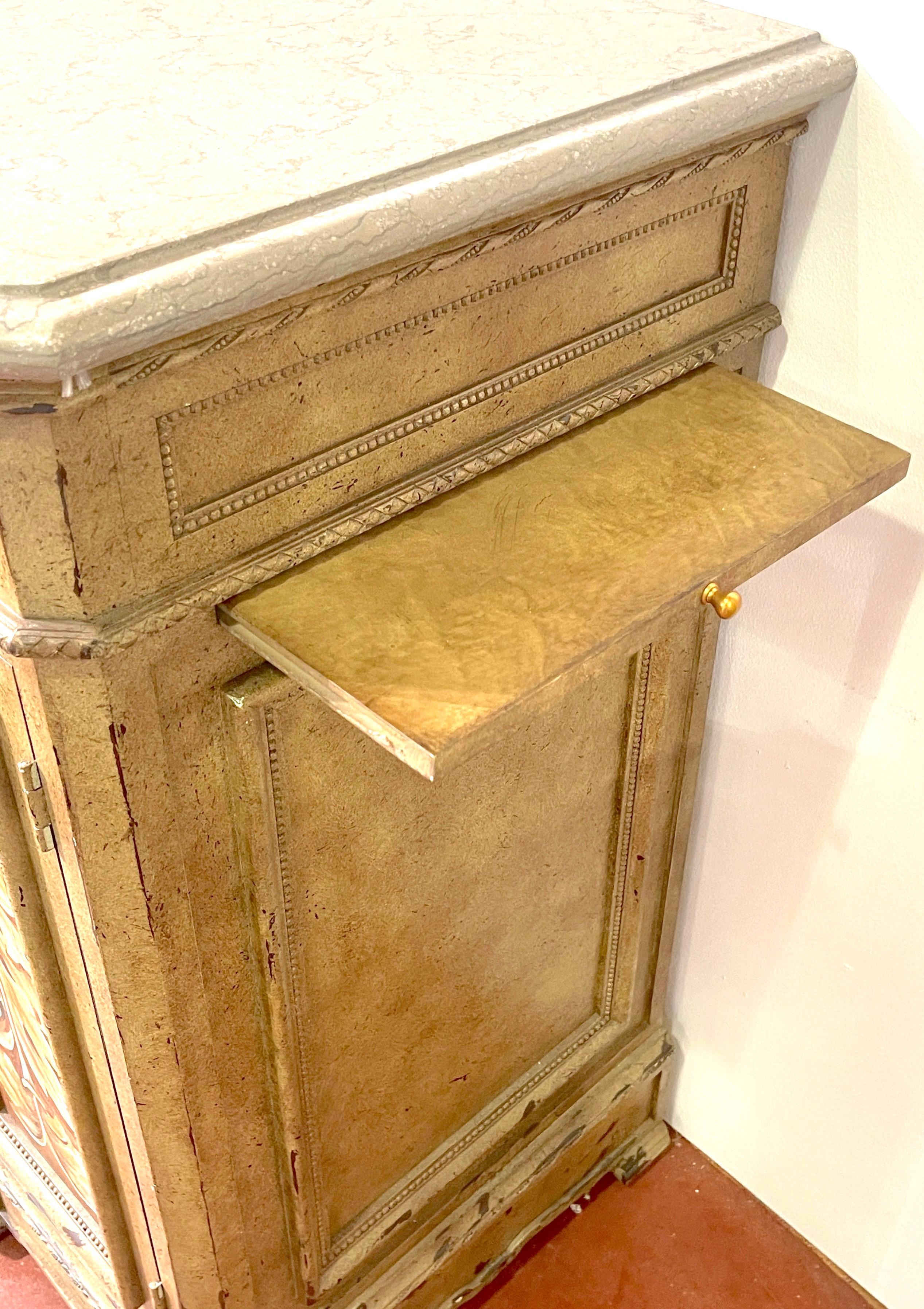 Laiton Paire de crédences toscanes peintes et plateau en marbre par Susan Kaiser pour Hickory Chair en vente