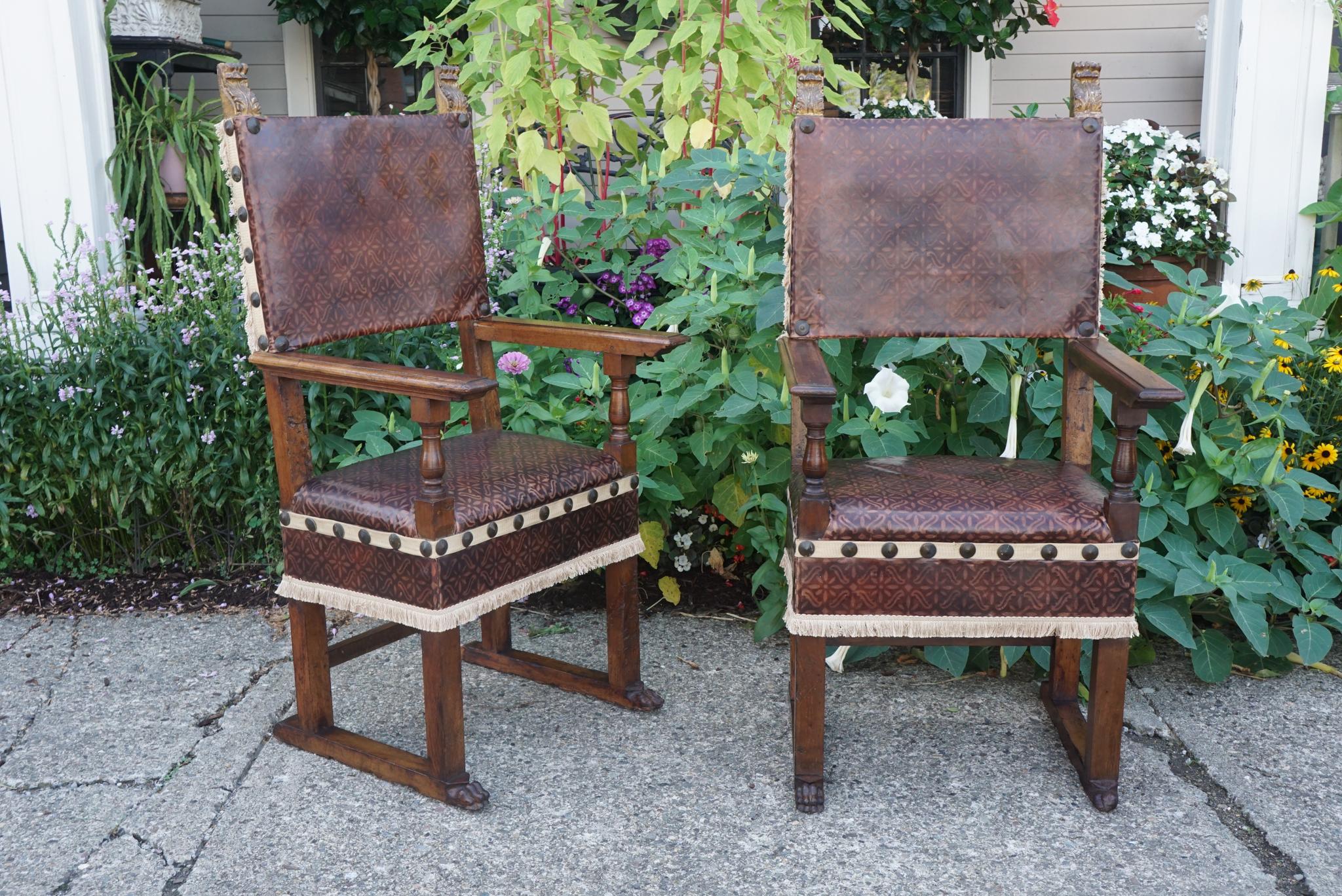 Cette paire de chaises italiennes en noyer sculpté a été fabriquée au XVIIIe siècle en copiant une forme du XVIe siècle. Tous les membres sont coupés dans du gros bois de noyer lourd, d'une belle couleur chaude et moelleuse et patiné. La méthode de