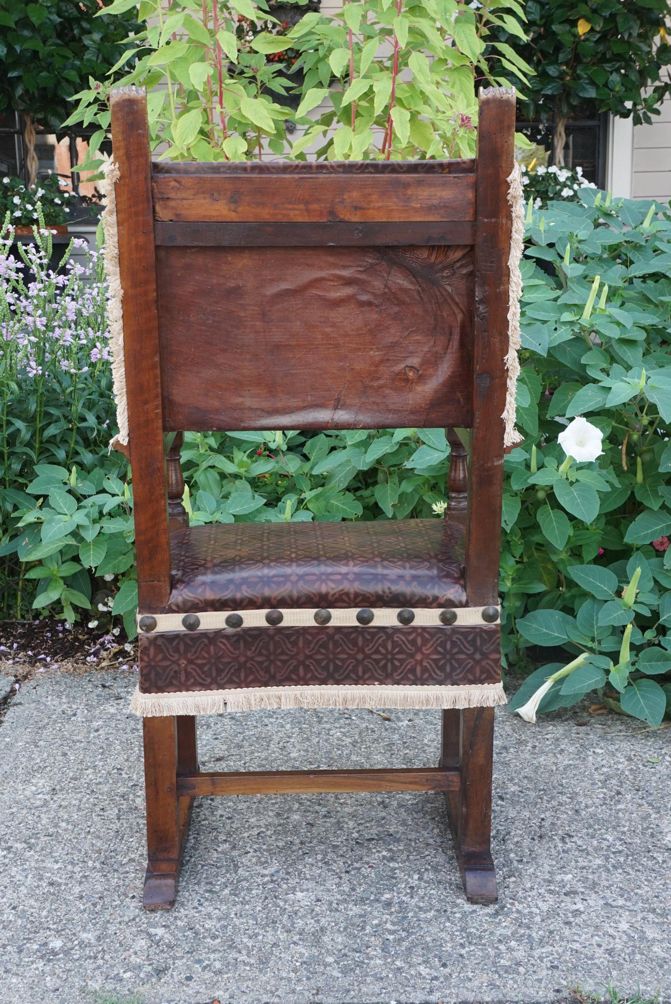Italian Pair of Tuscan Renaissance Style Walnut Armchairs For Sale
